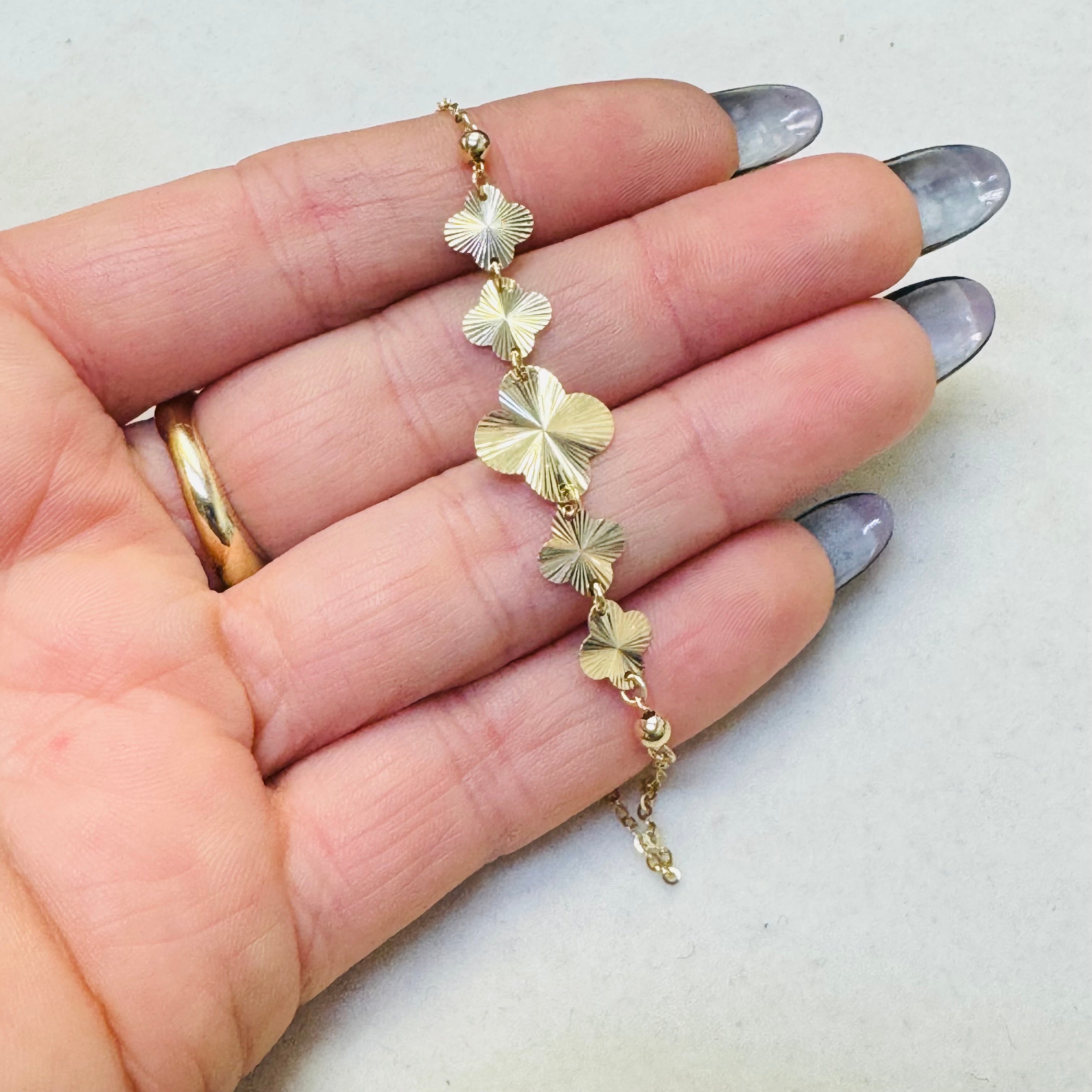 10K Yellow Gold Engine Turned Flower Clover Bracelet 7-8"