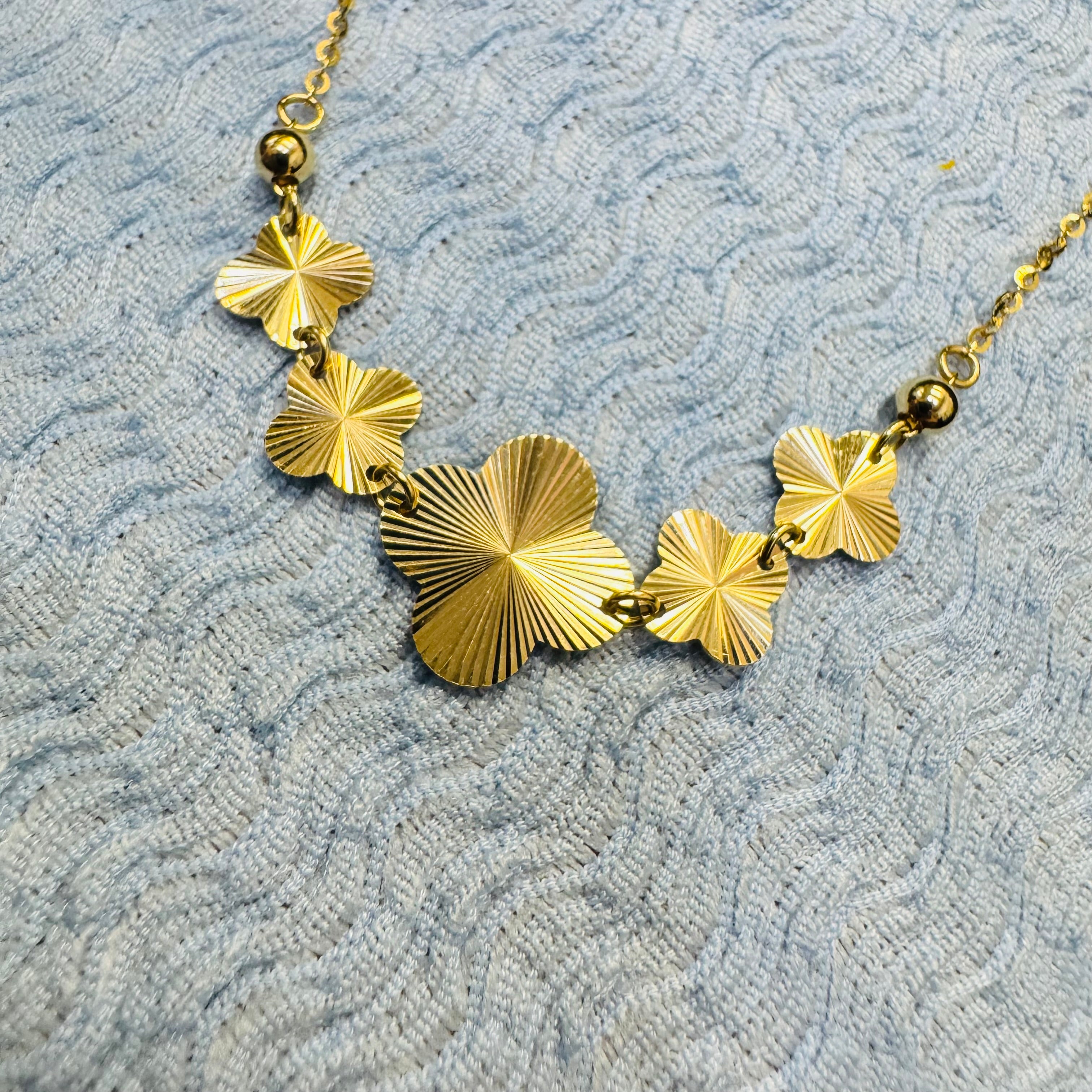 10K Yellow Gold Engine Turned Flower Clover Bracelet 7-8"