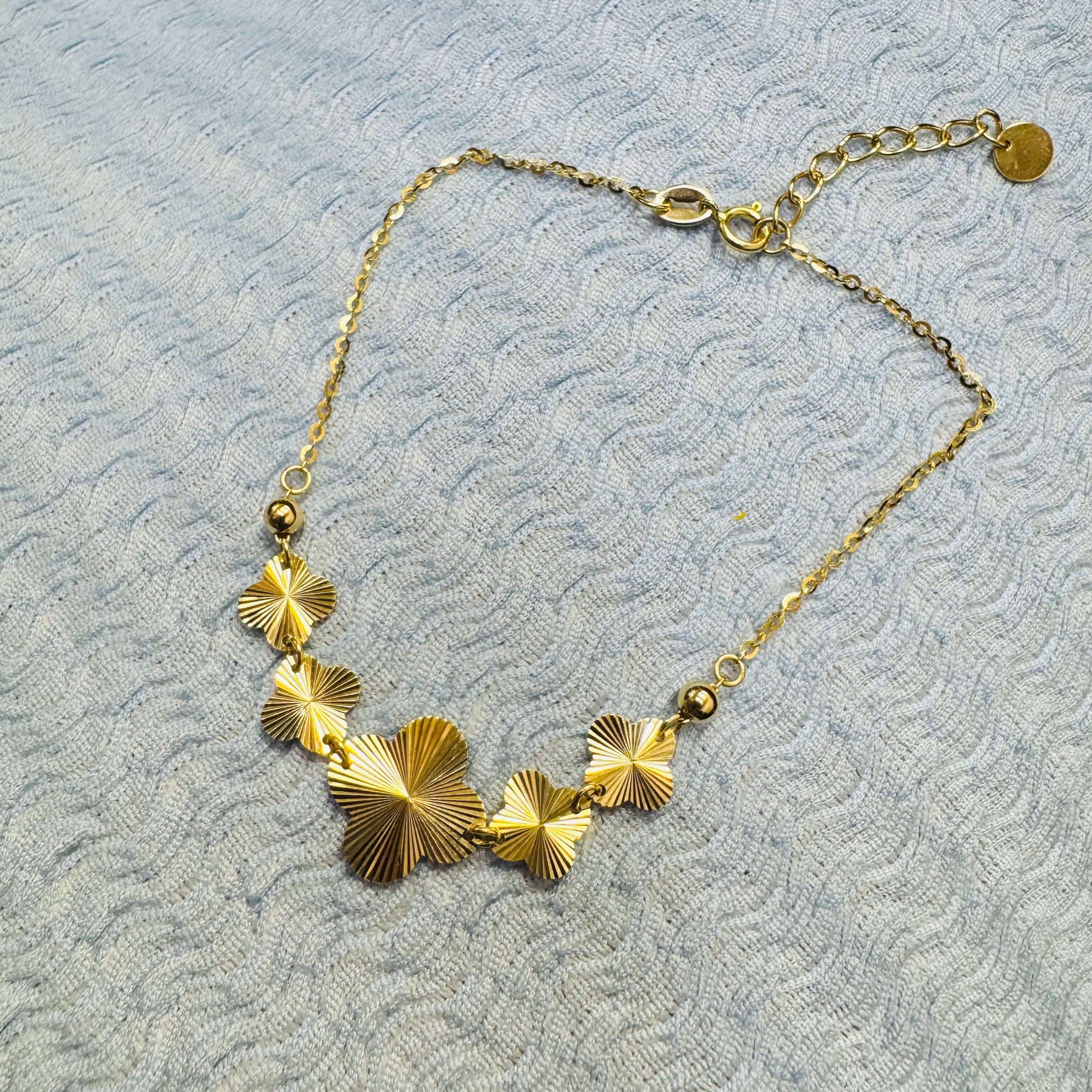 10K Yellow Gold Engine Turned Flower Clover Bracelet 7-8"