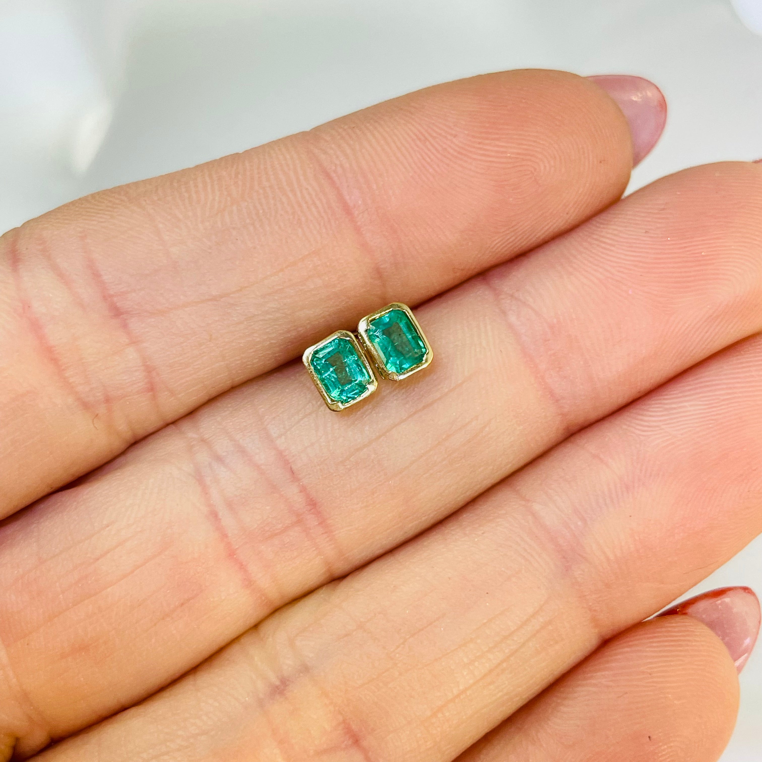Natural Emerald Solid 18K Yellow Gold Bezel Stud Earrings