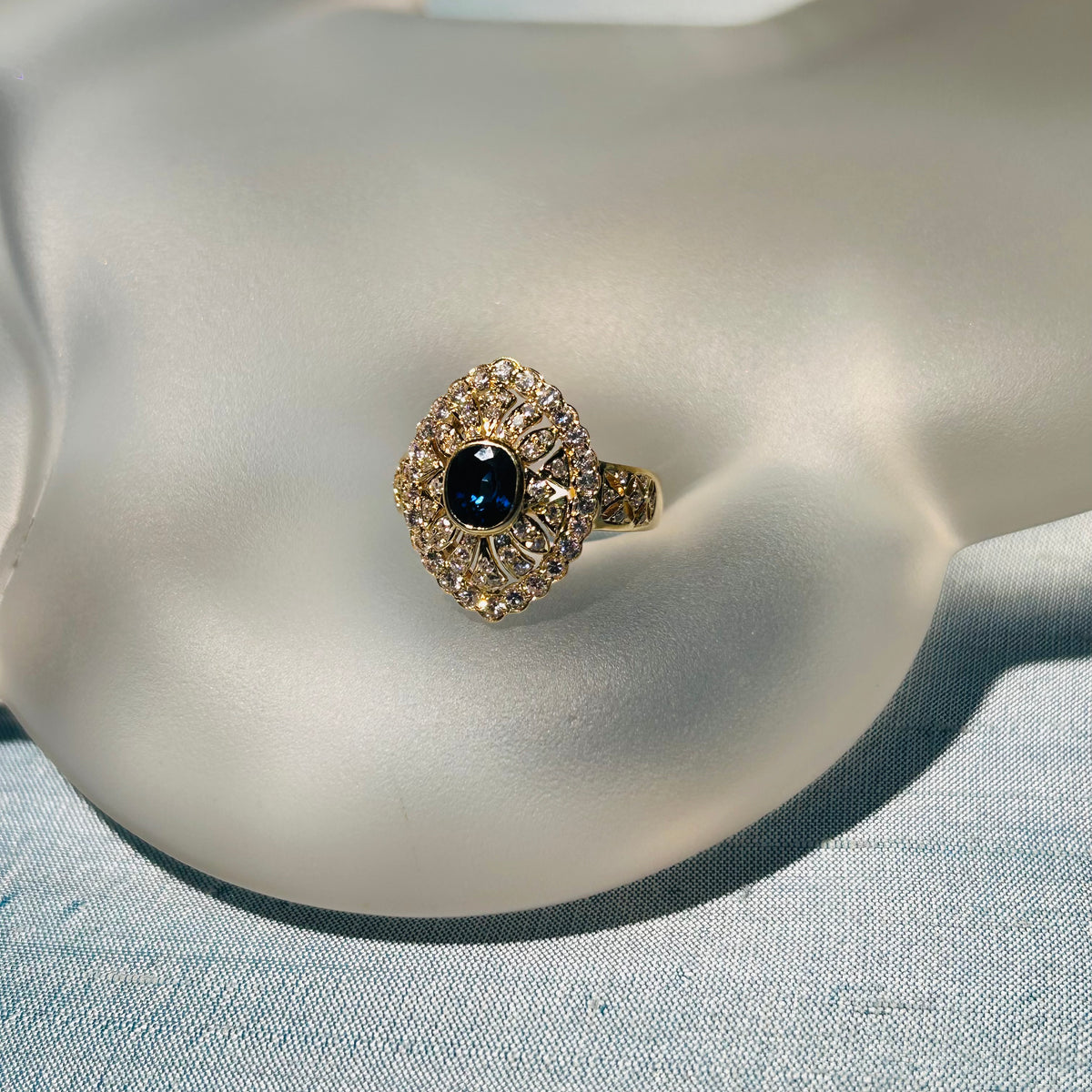 18K Yellow Gold Natural Diamond And Natural Blue Sapphire Size 6.5