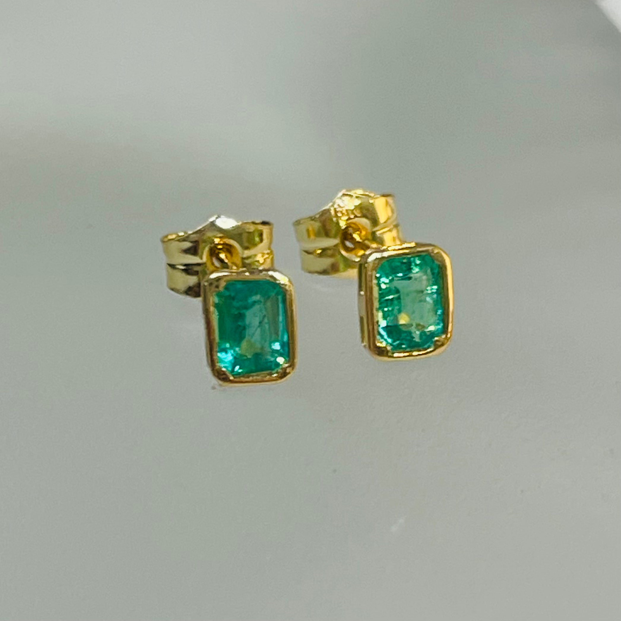 Natural Emerald Solid 18K Yellow Gold Bezel Stud Earrings
