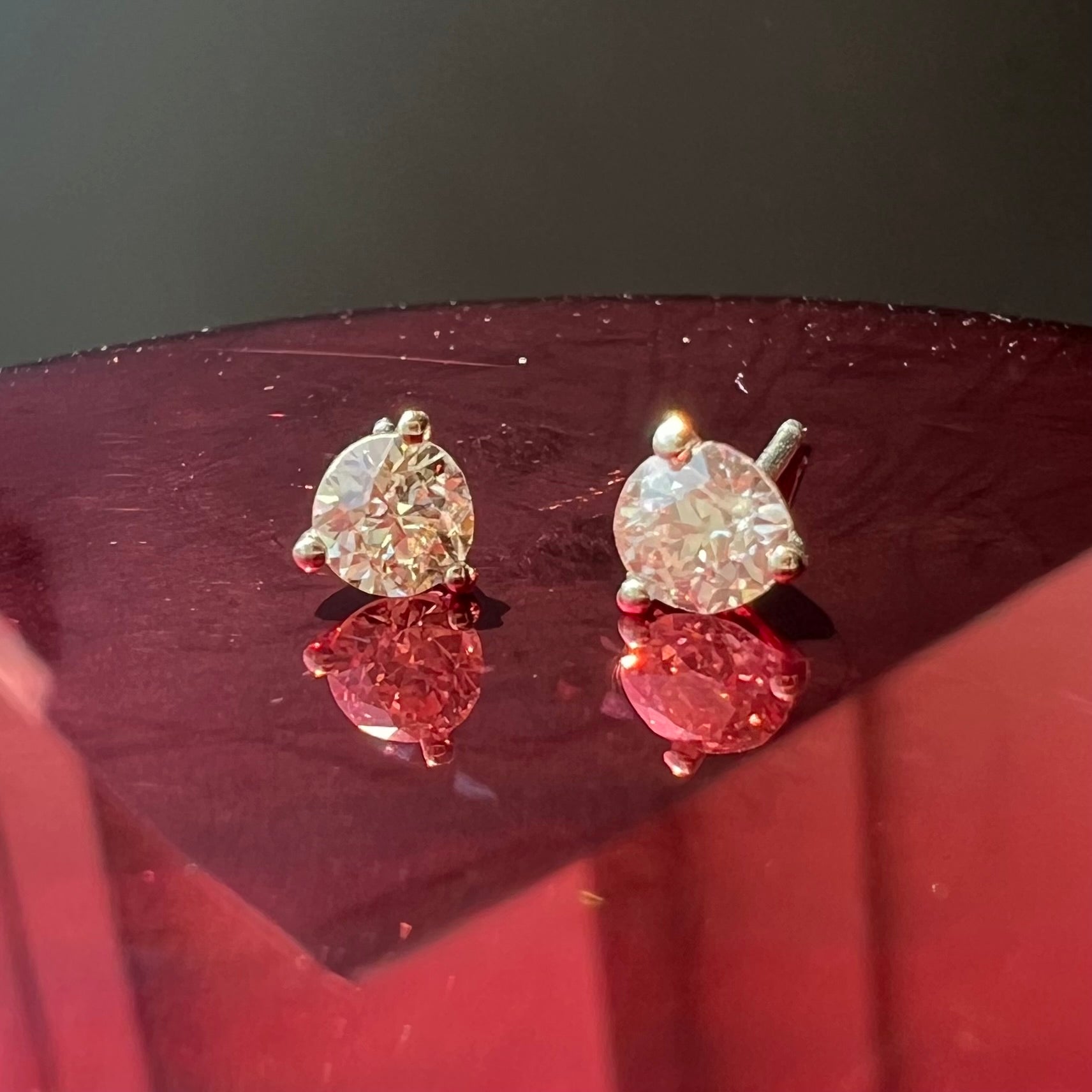 14K White Gold Round Diamond Earing Studs