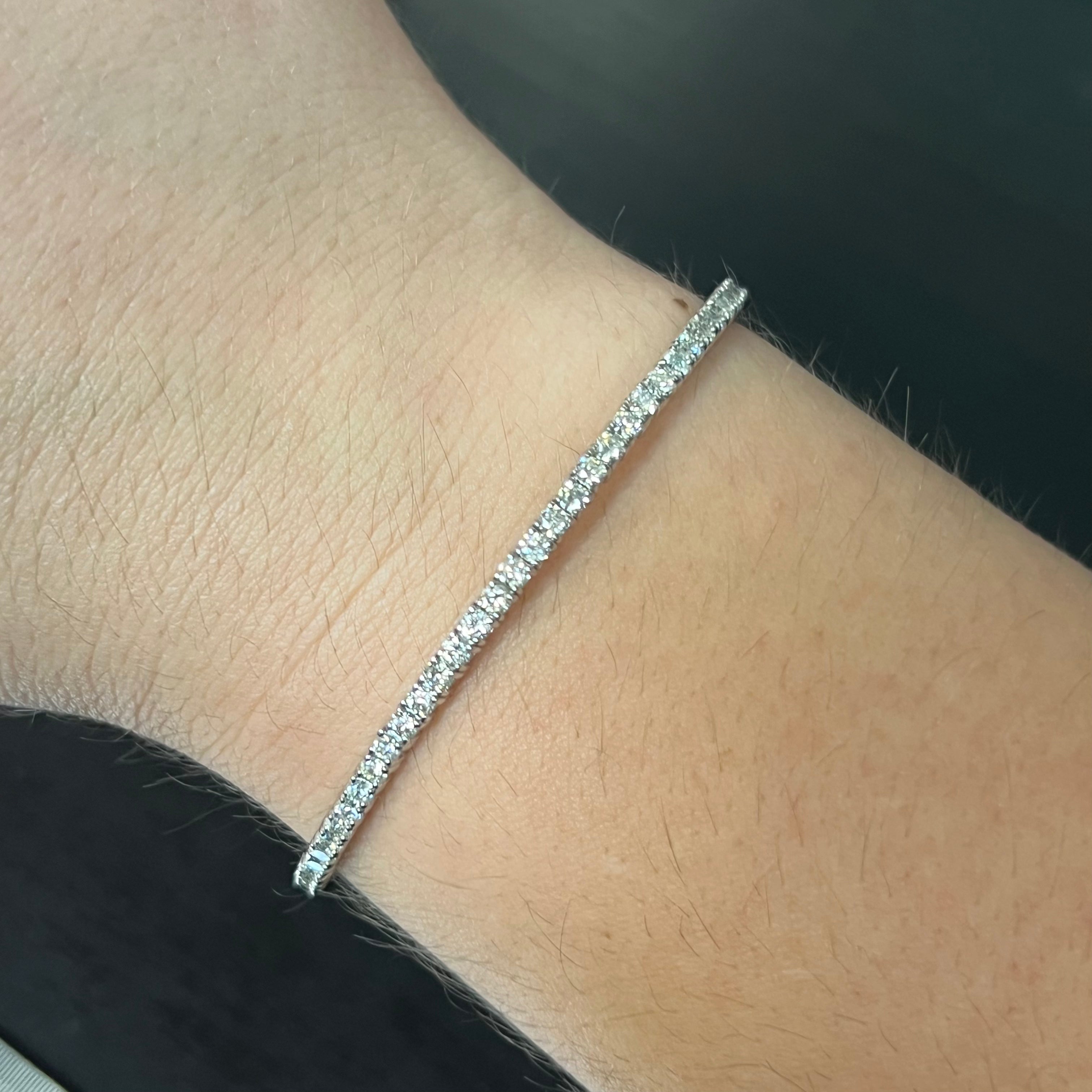 2.99ctw 18K White Gold Natural Diamond Flexible Bangle