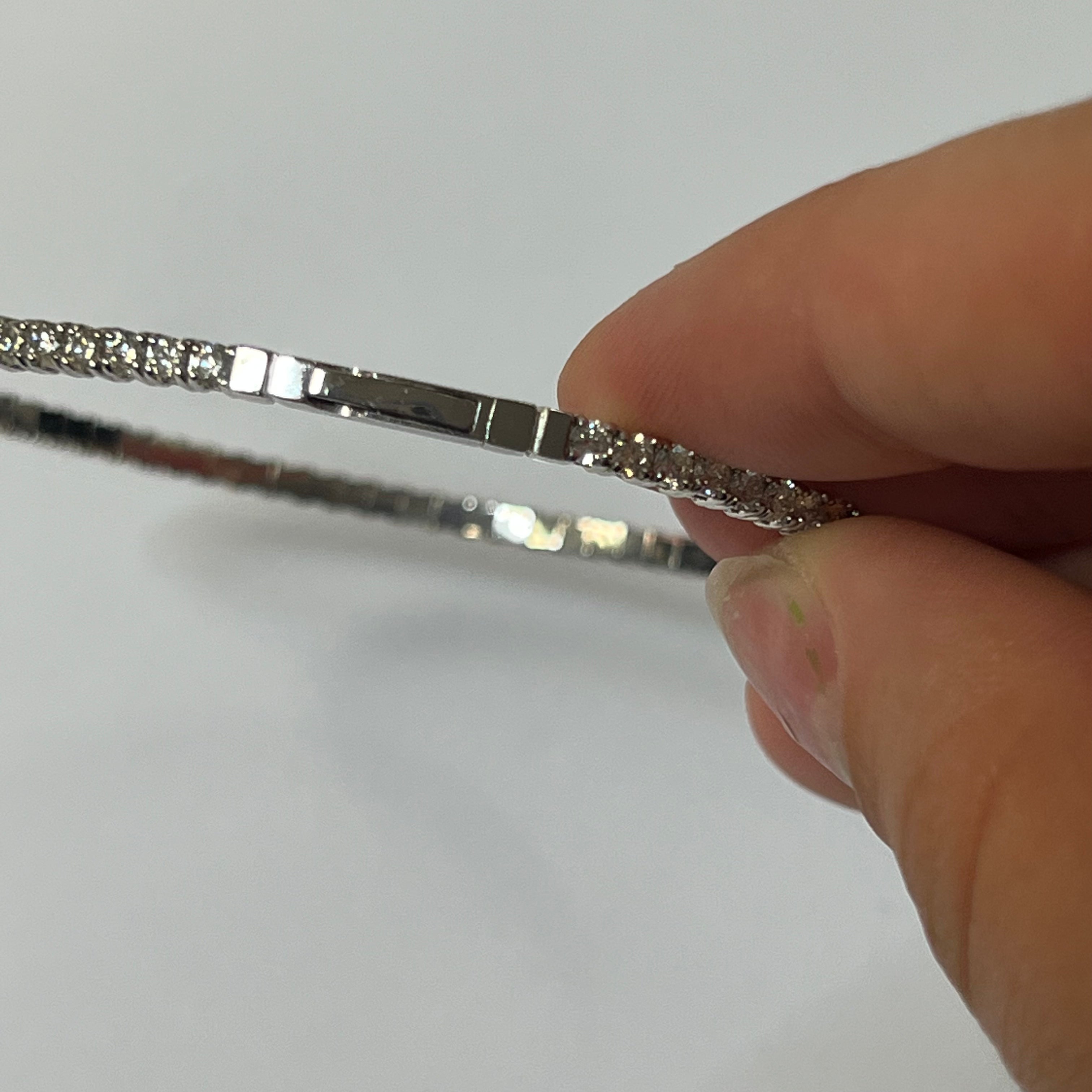 2.99ctw 18K White Gold Natural Diamond Flexible Bangle