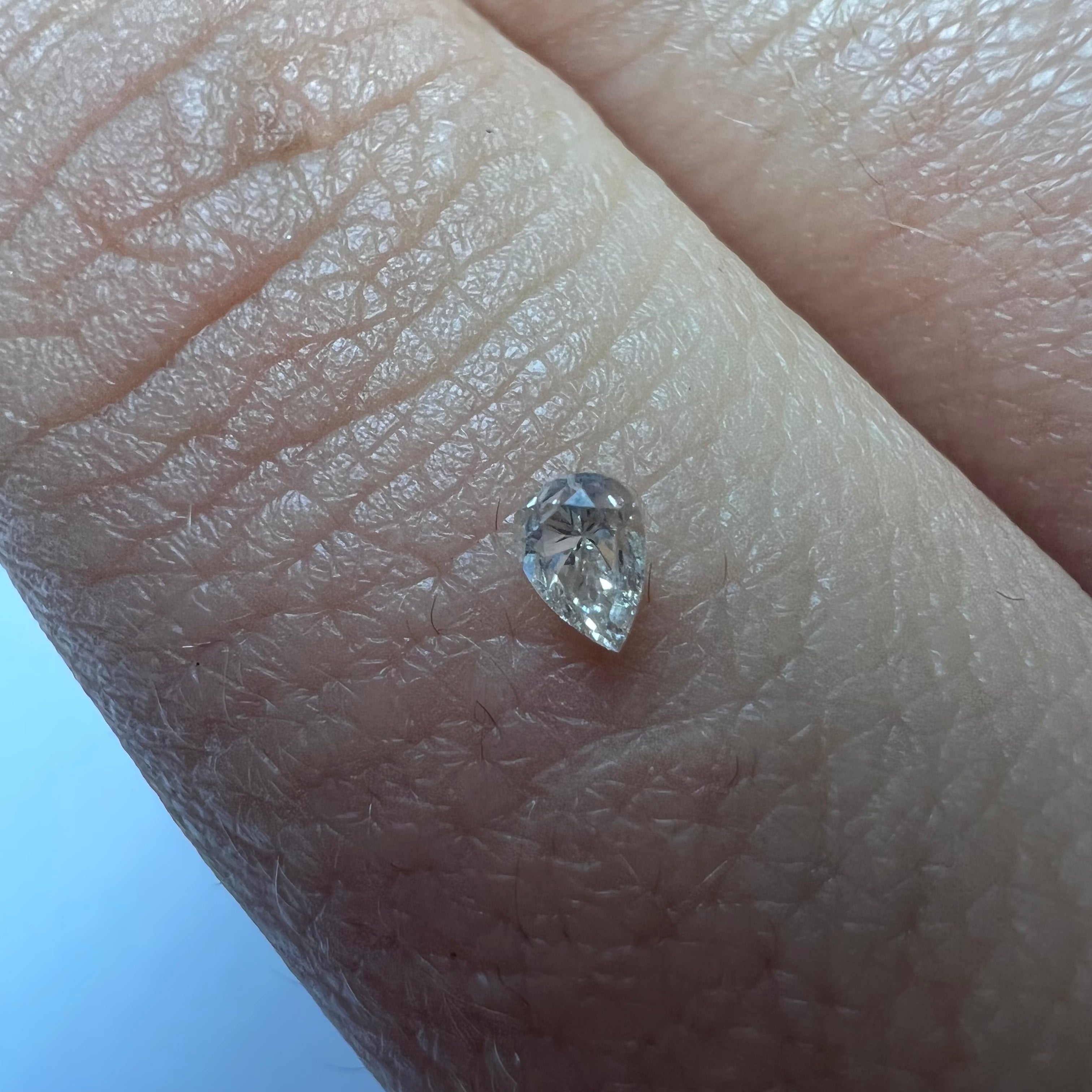 .095CT Pear Shape Diamond Light Champagne VS2 3.34X2.39X1.98mm Natural Earth mined