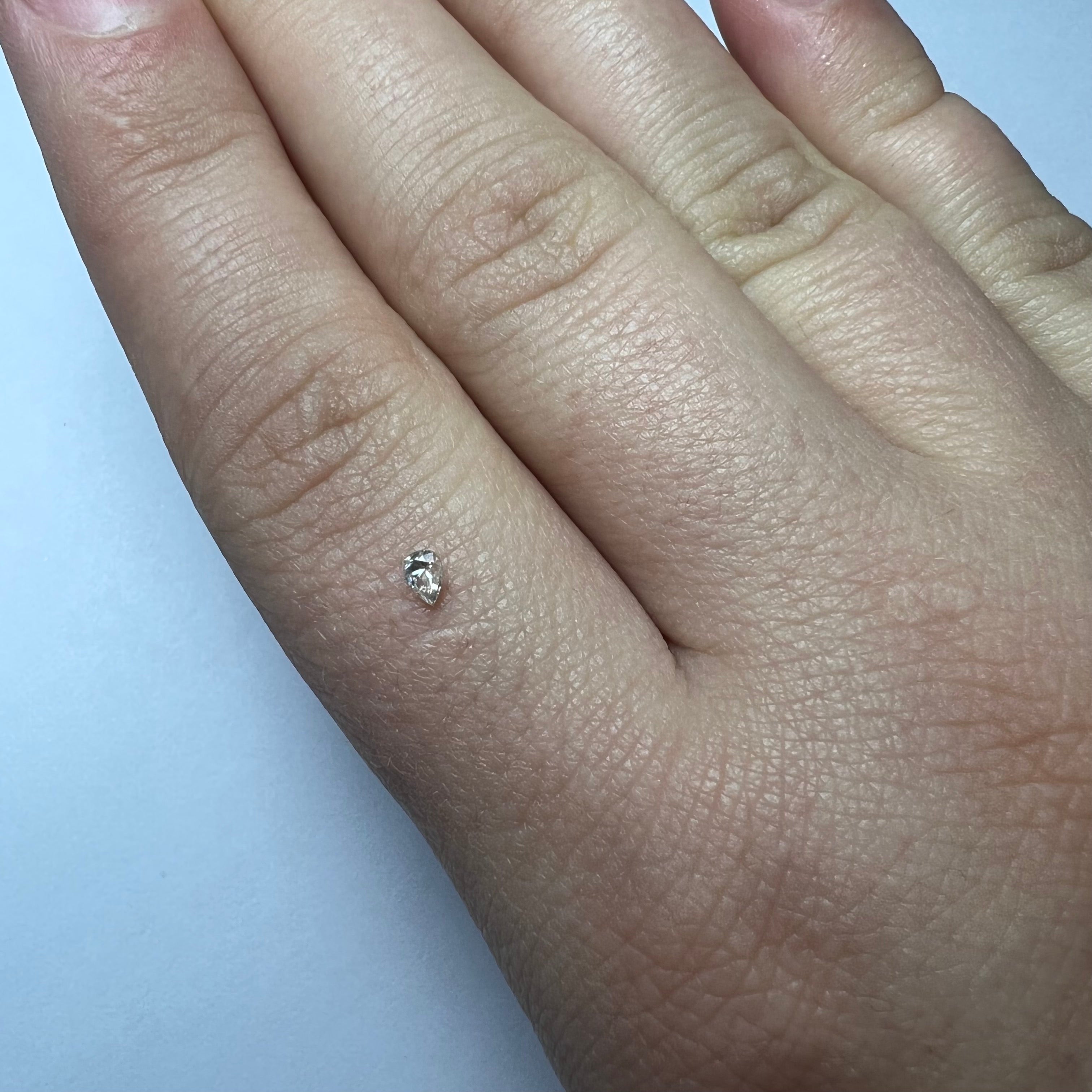 .095CT Pear Shape Diamond Light Champagne VS2 3.34X2.39X1.98mm Natural Earth mined