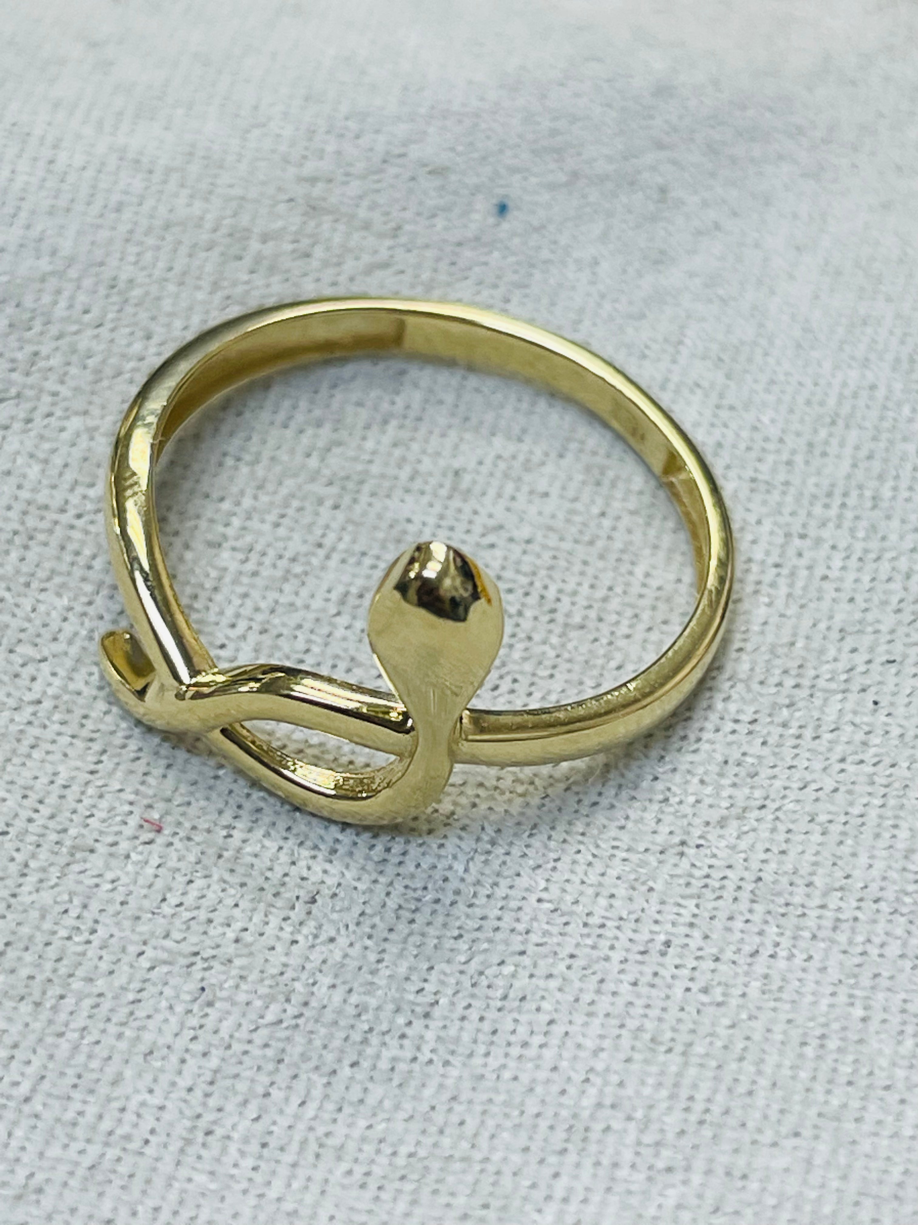 Sleek 18K Yellow Gold Snake Ring Size 7.25
