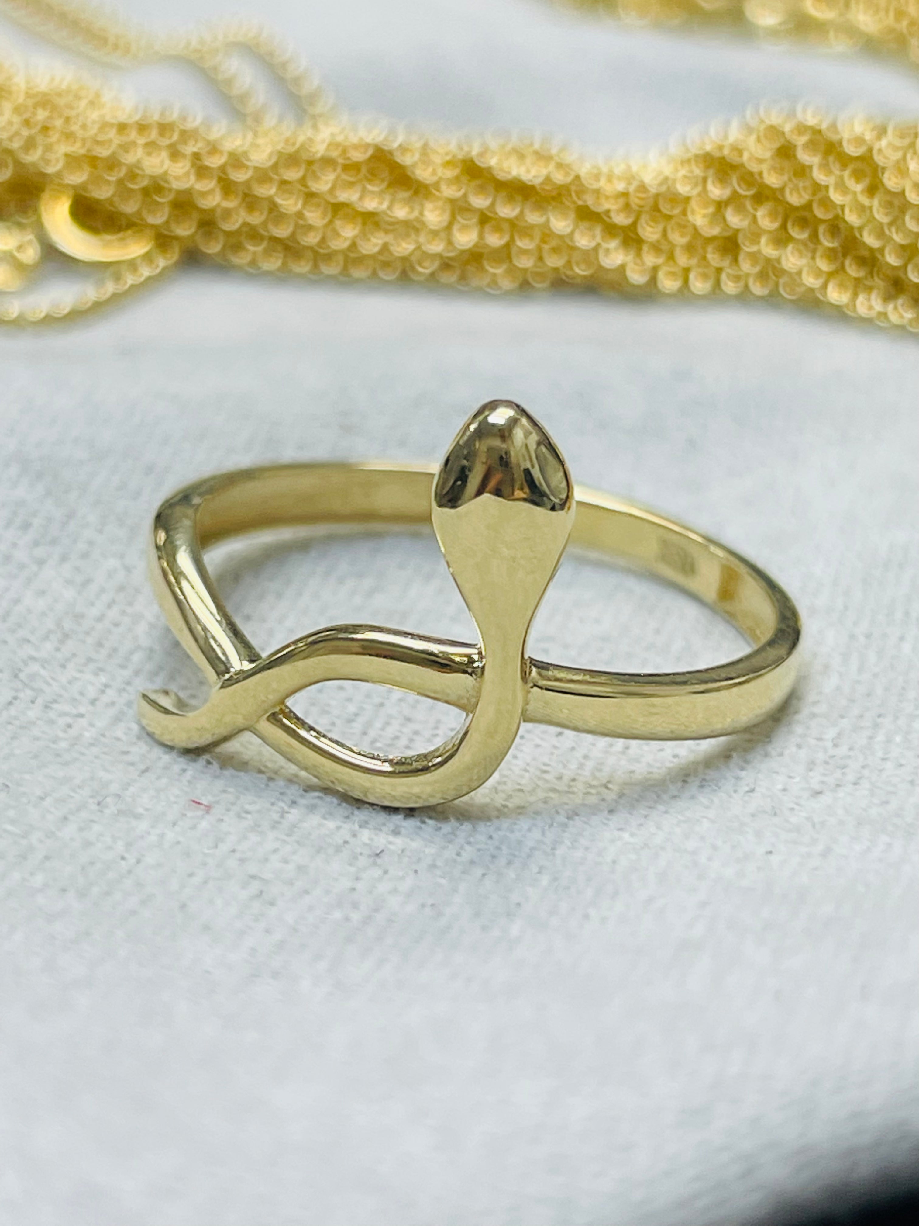 Sleek 18K Yellow Gold Snake Ring Size 7.25