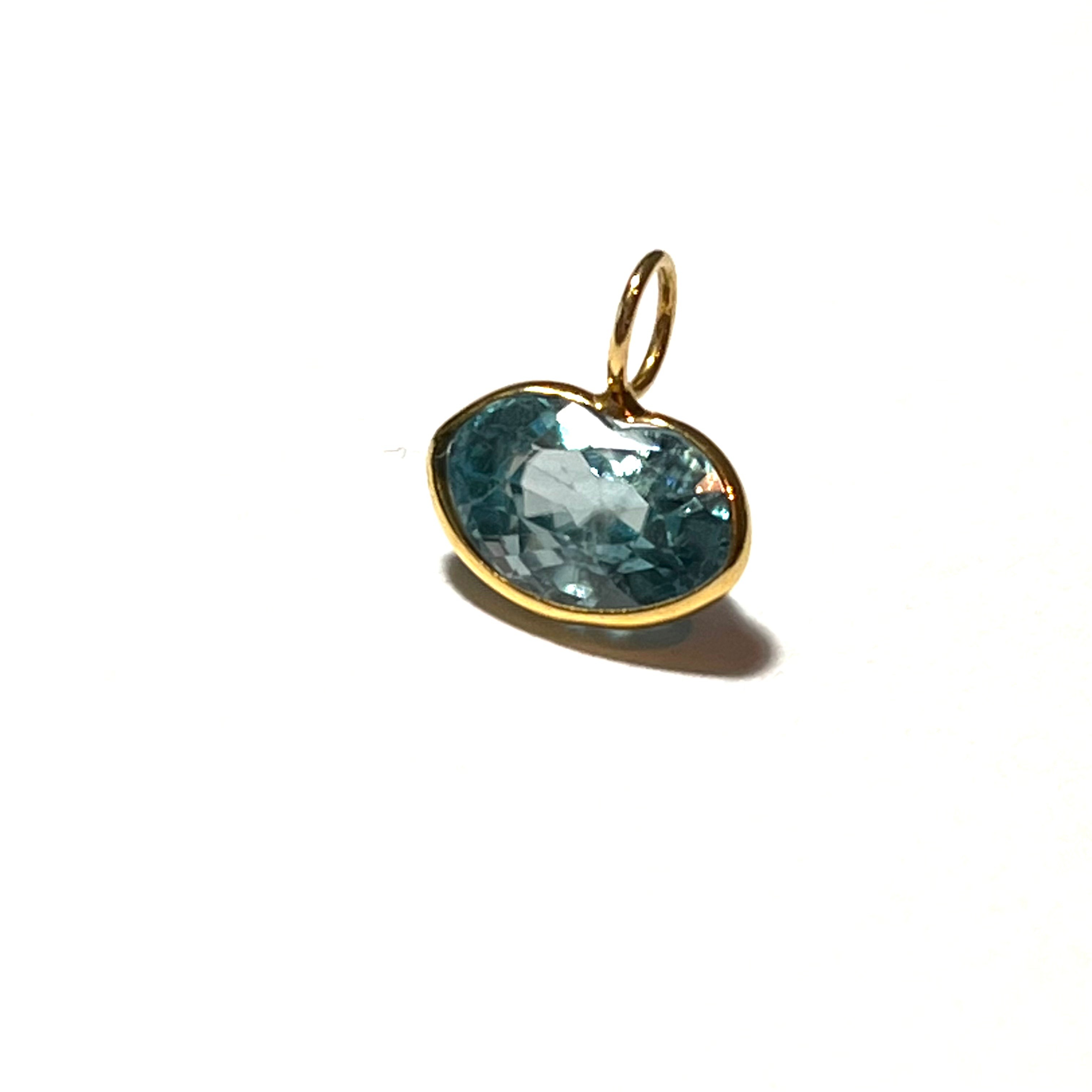 3.2ct Natural Blue Zircon Lip Shaped 14K Yellow Gold Pendant Charm 11x10mm