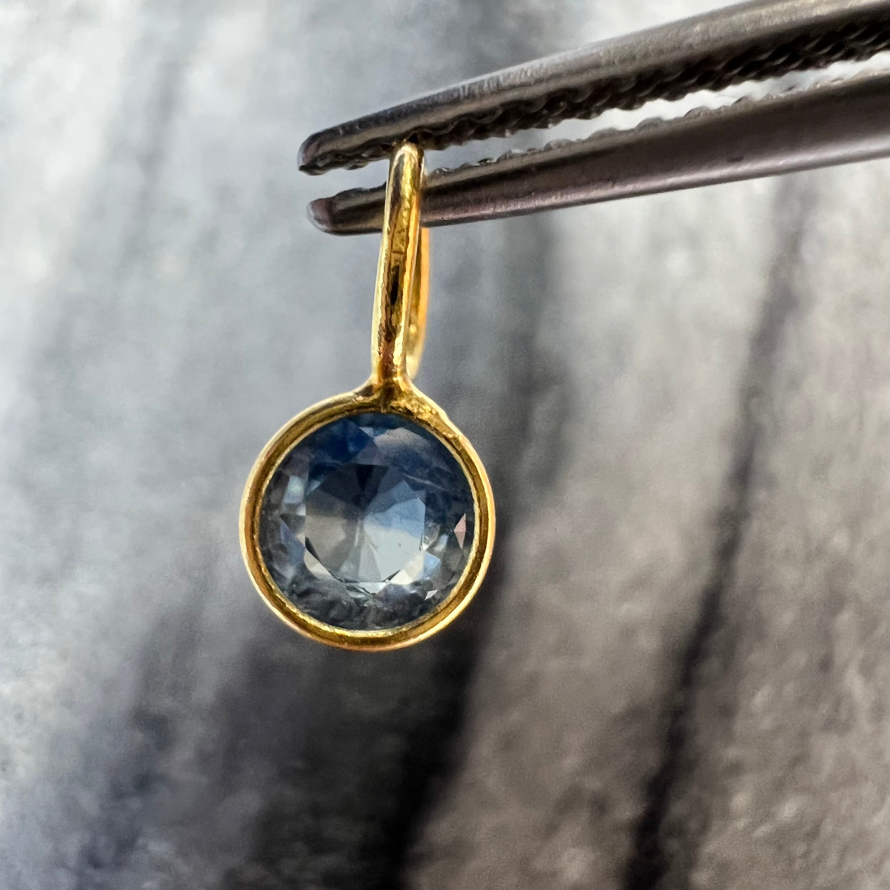 Natural Round Sapphire 14K Yellow Gold Pendant Charm 9x4.5mm
