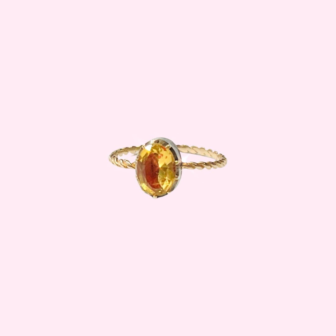 14K Yellow Gold Ring with Topaz  Size 6 twisted band