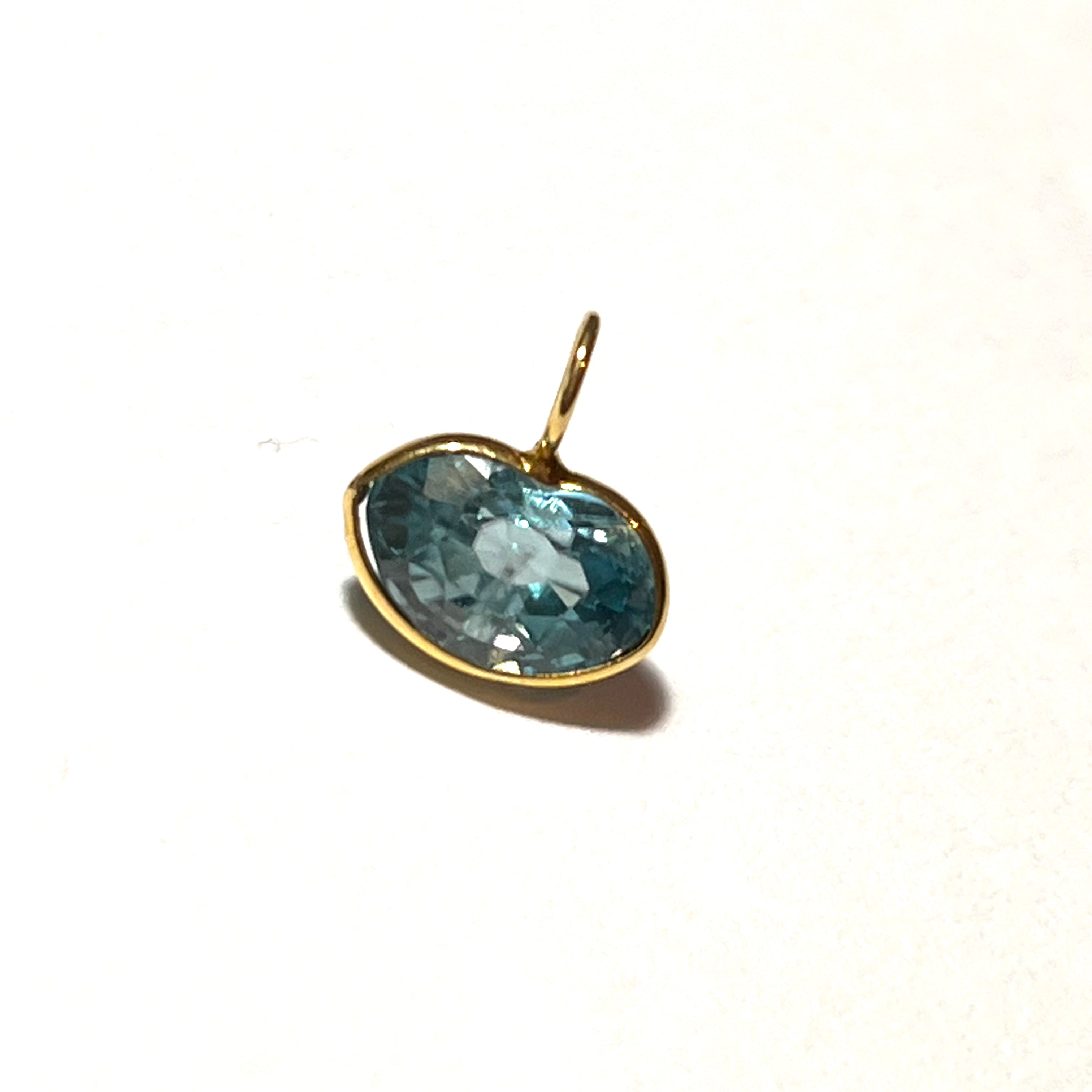 3.2ct Natural Blue Zircon Lip Shaped 14K Yellow Gold Pendant Charm 11x10mm