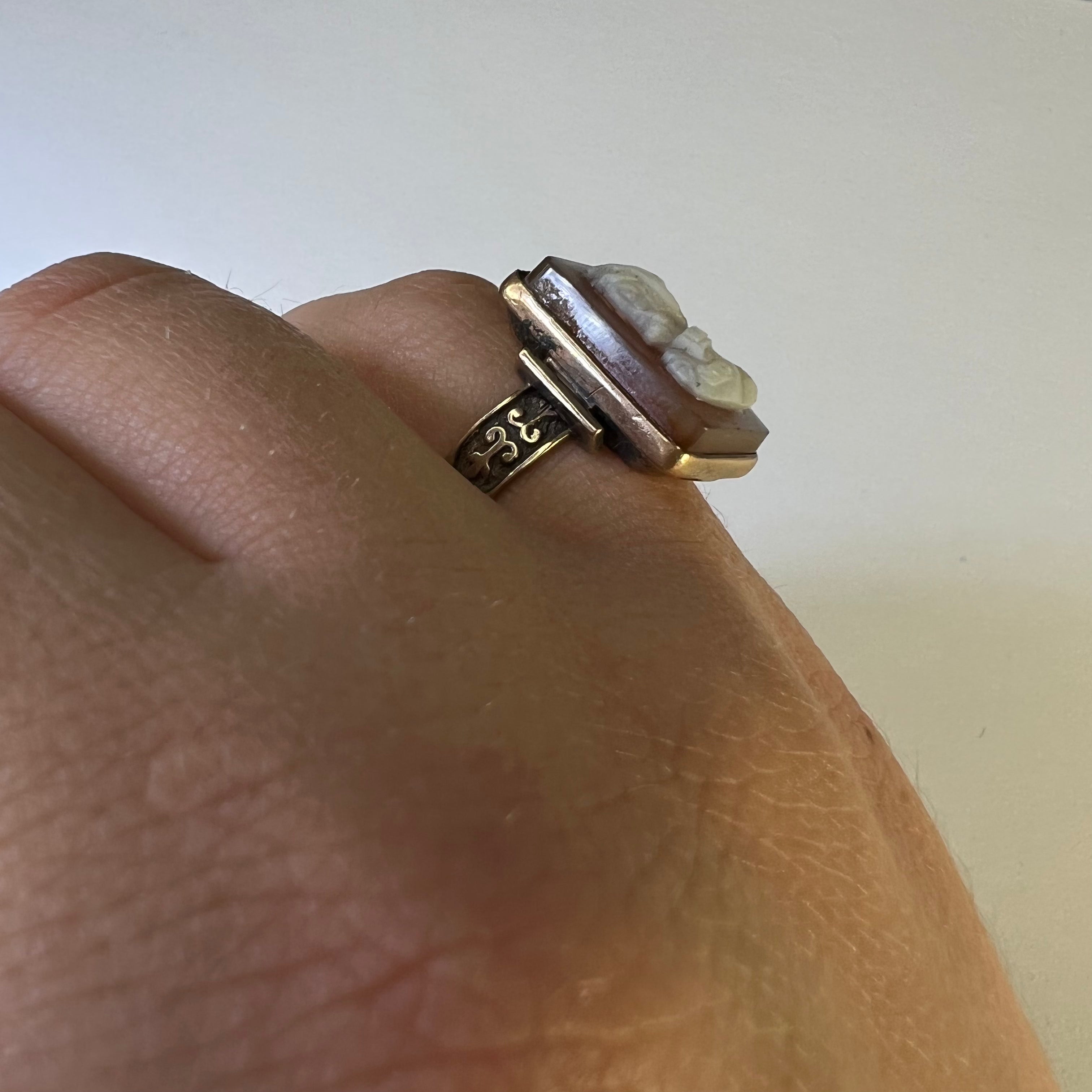 Antique Victorian 10K Rose Gold Heart Stone Cameo Engraved Band Ring Size 6.25