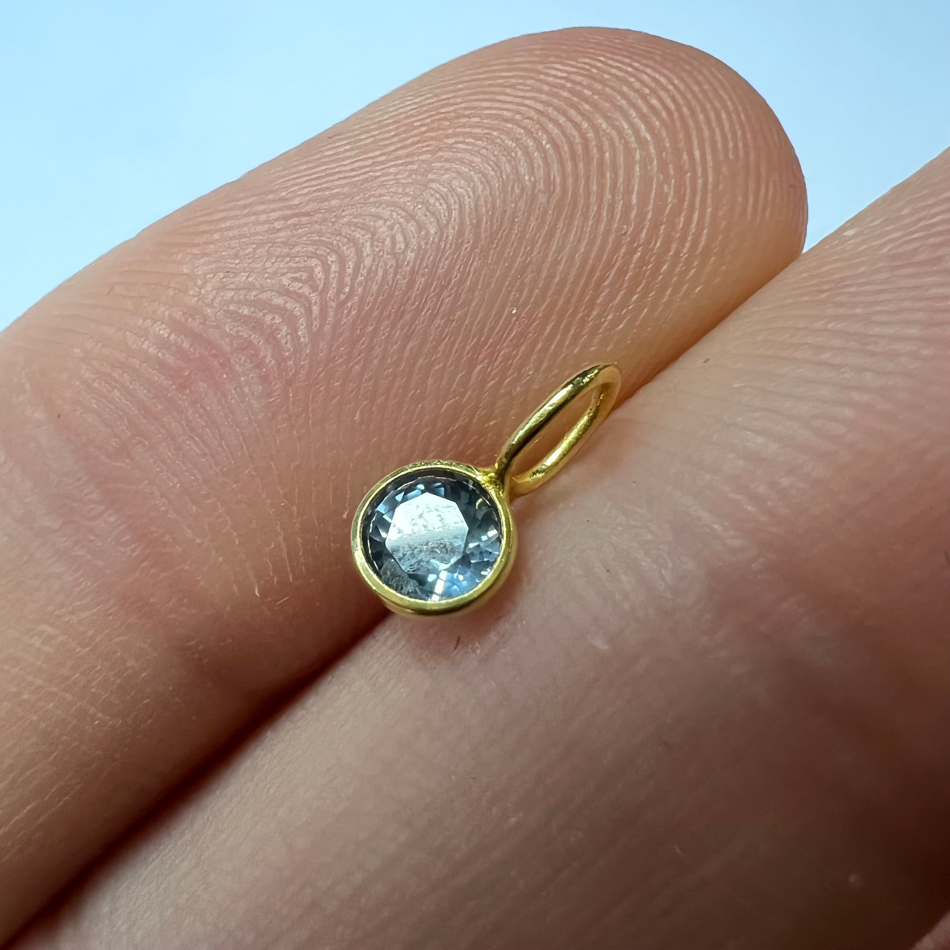 Natural Round Sapphire 14K Yellow Gold Pendant Charm 9.2x4.5mm