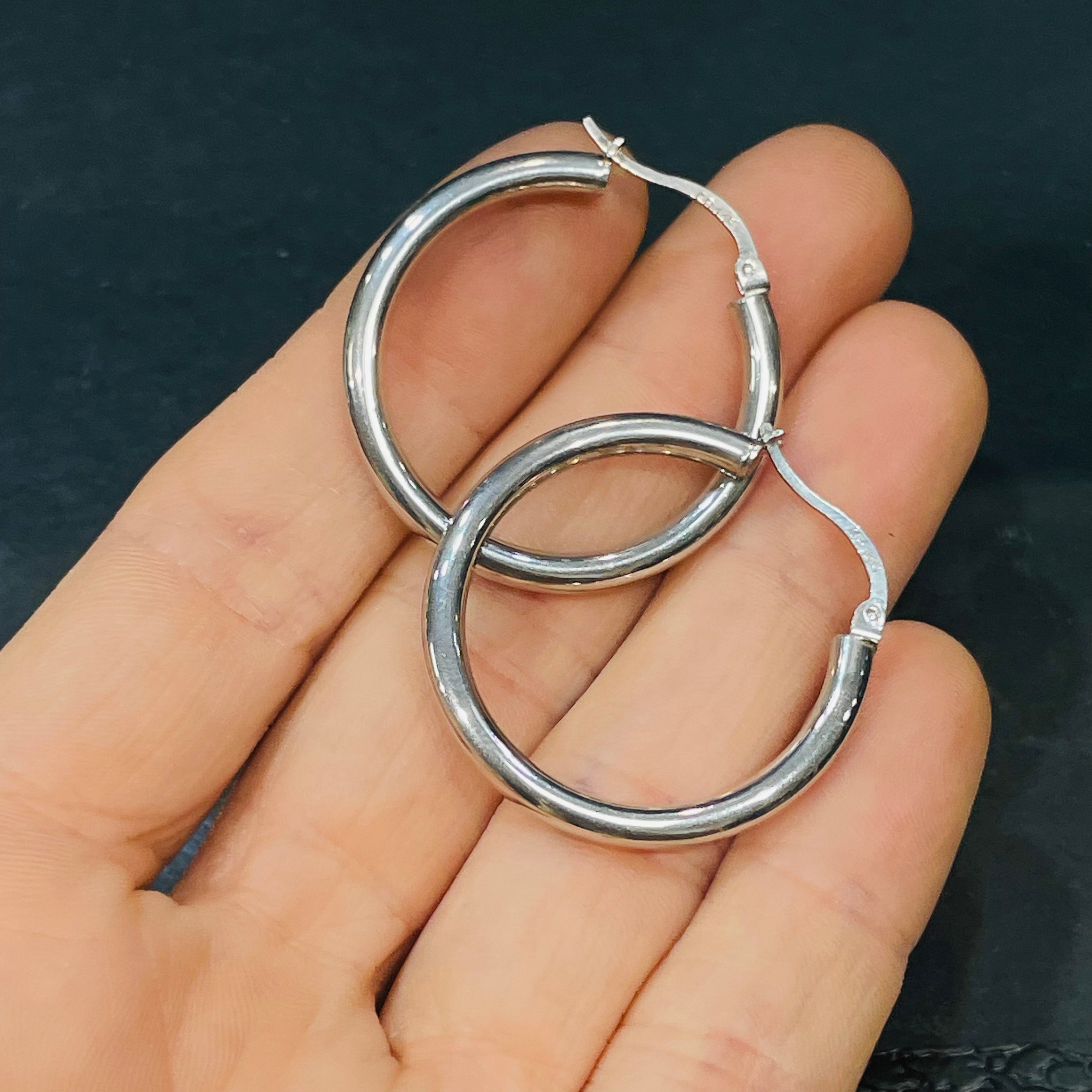 1.25” 2.5mm 14K White Gold Sleek Hoop Earrings
