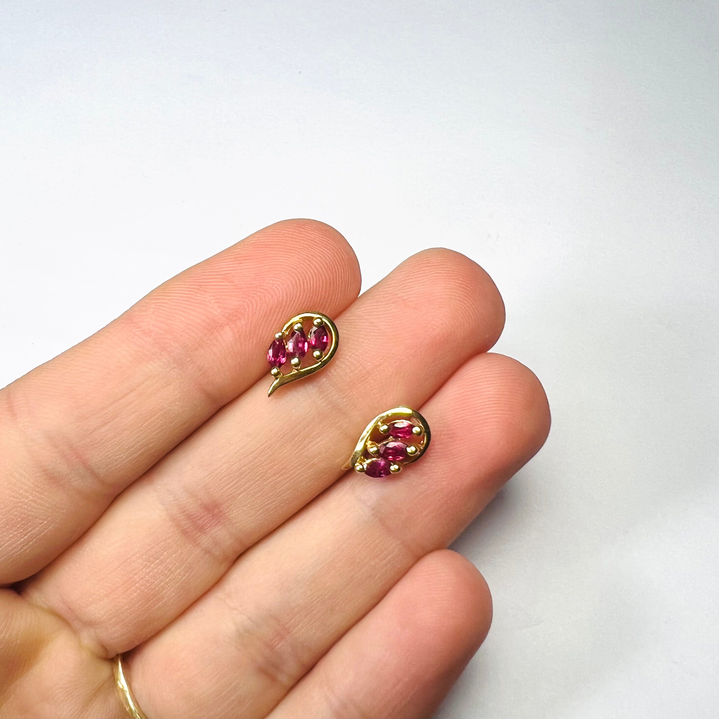 14K Yellow Gold Cherry Leaf .65ctw Ruby Earring Pushback Studs 12x6mm