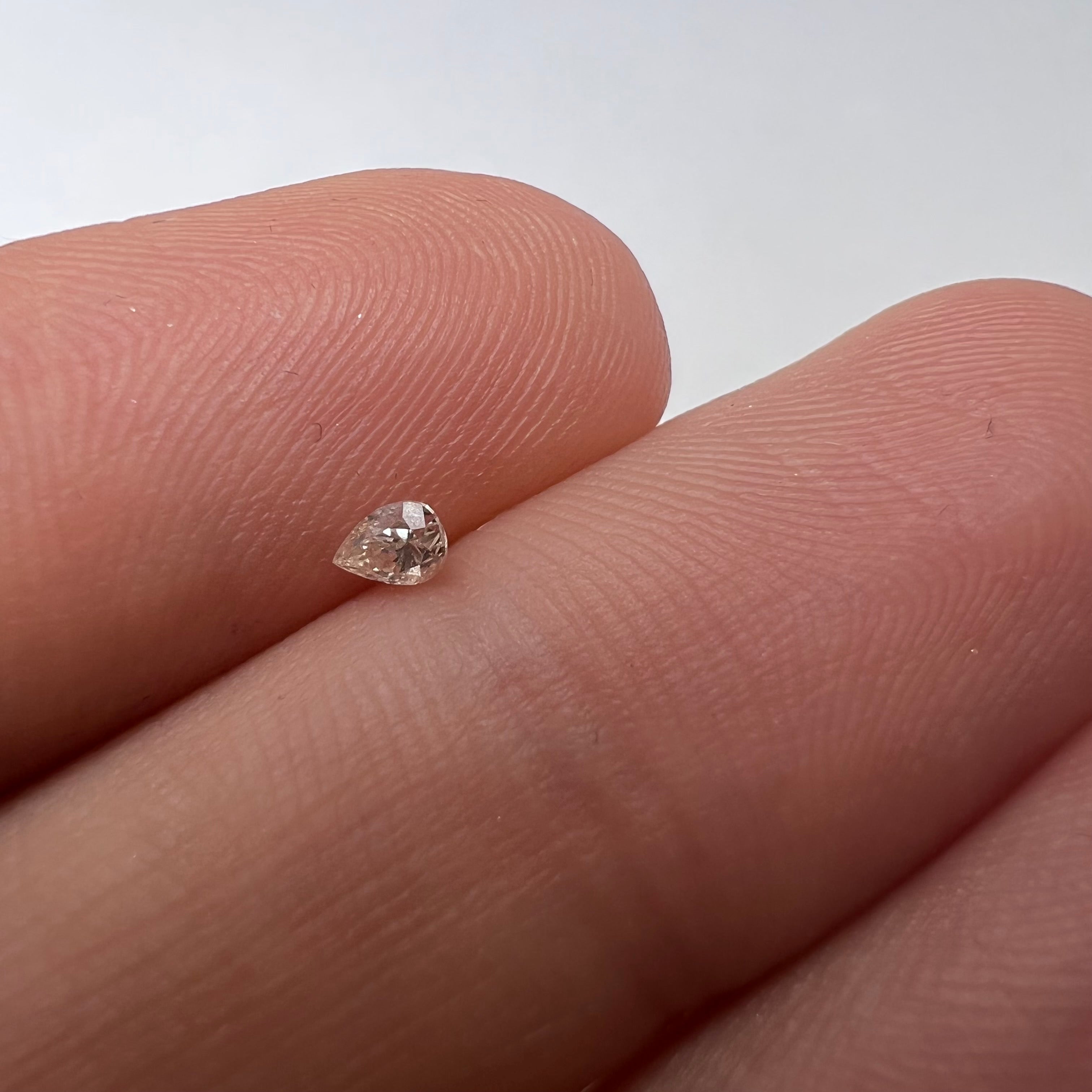 .095CT Pear Shape Diamond Light Champagne VS2 3.34X2.39X1.98mm Natural Earth mined