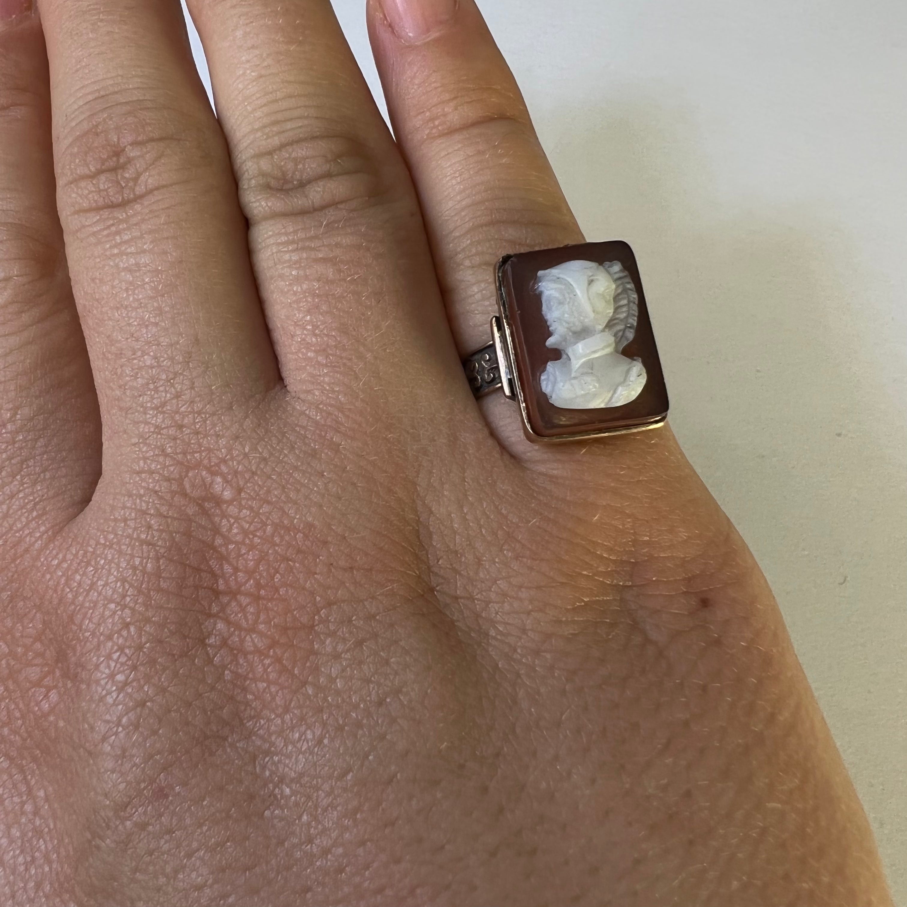 Antique Victorian 10K Rose Gold Heart Stone Cameo Engraved Band Ring Size 6.25