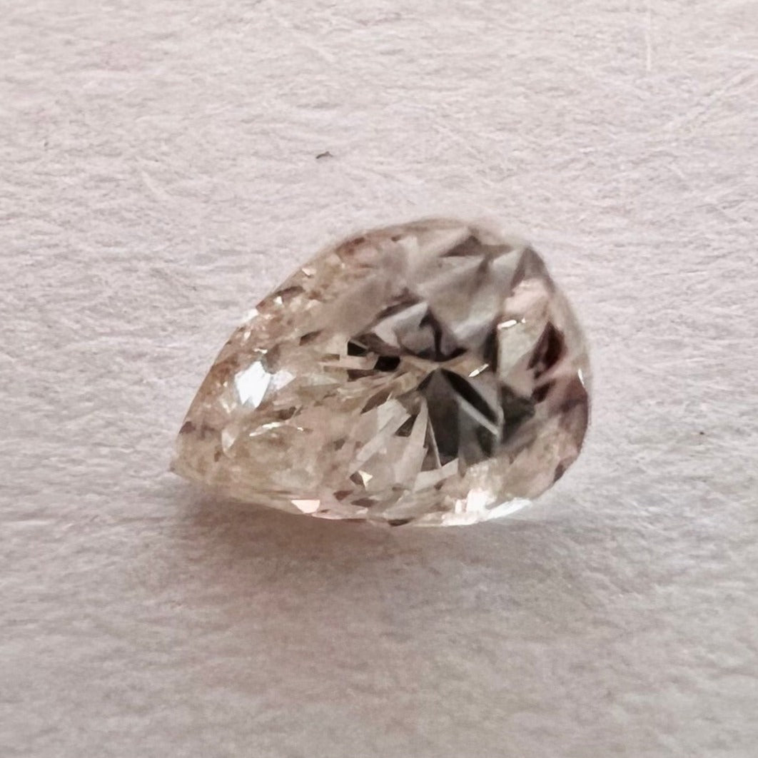 .095CT Pear Shape Diamond Light Champagne VS2 3.34X2.39X1.98mm  Natural Earth mined