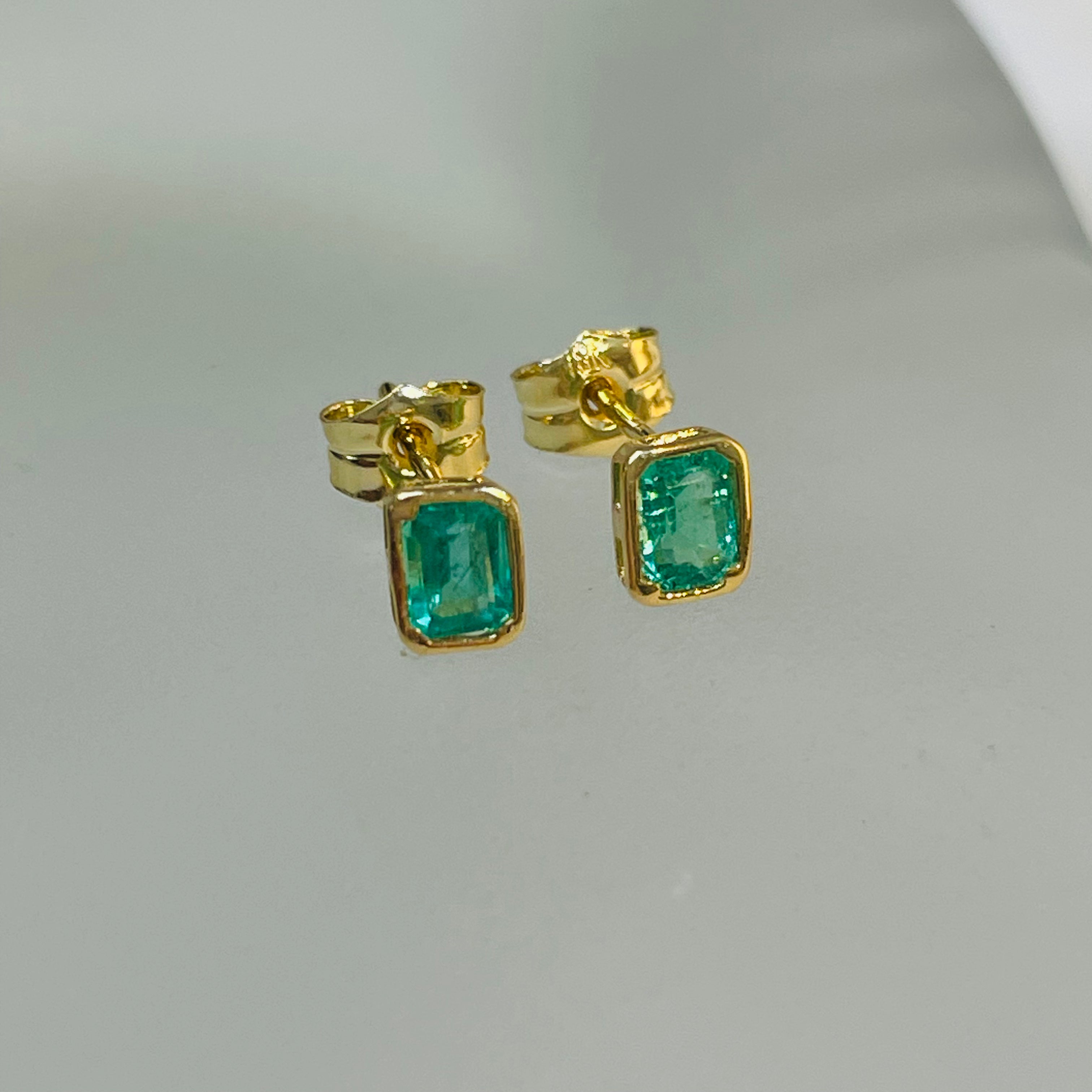 Natural Emerald Solid 18K Yellow Gold Bezel Stud Earrings