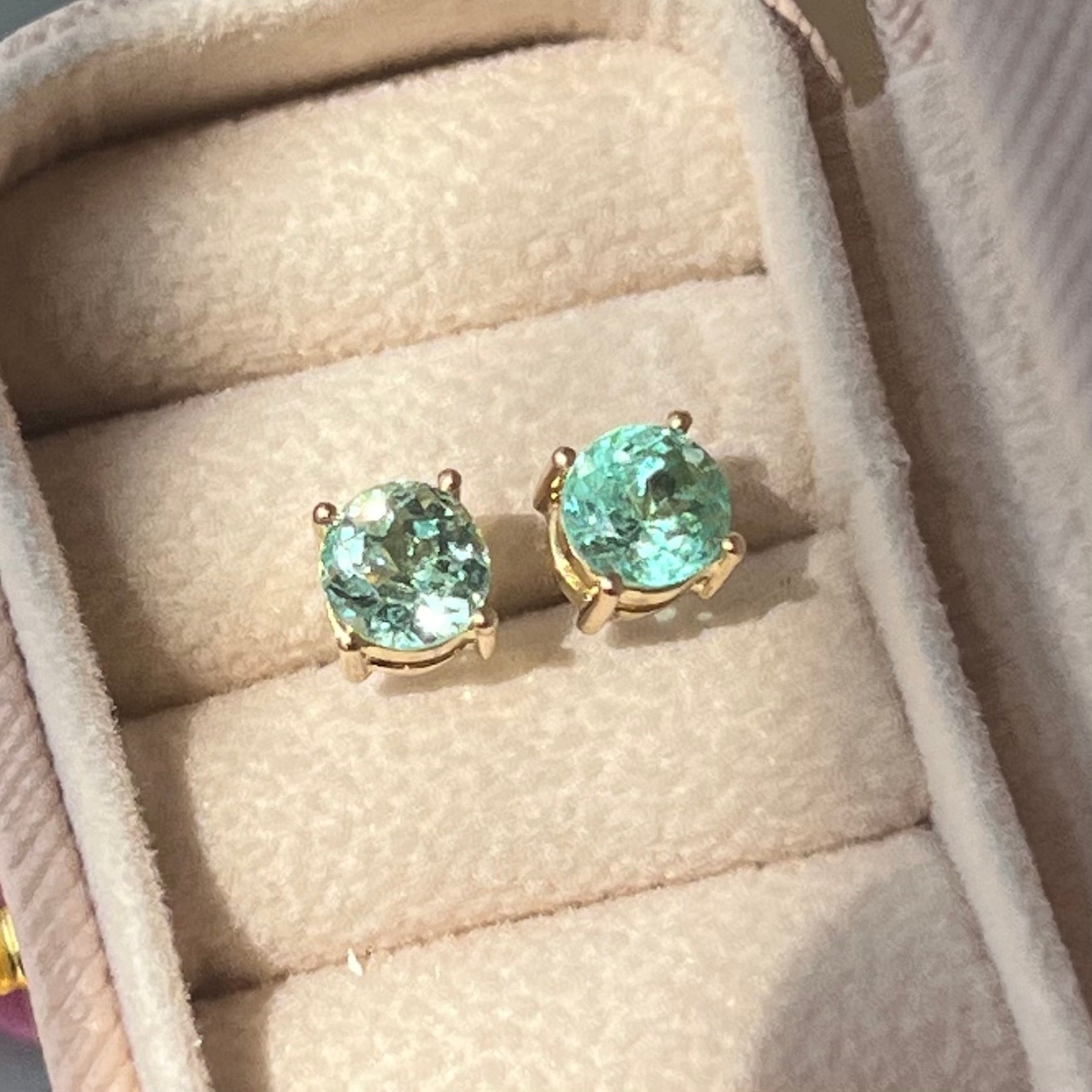 18K Yellow Gold Colombian Emerald Round Stud Earrings