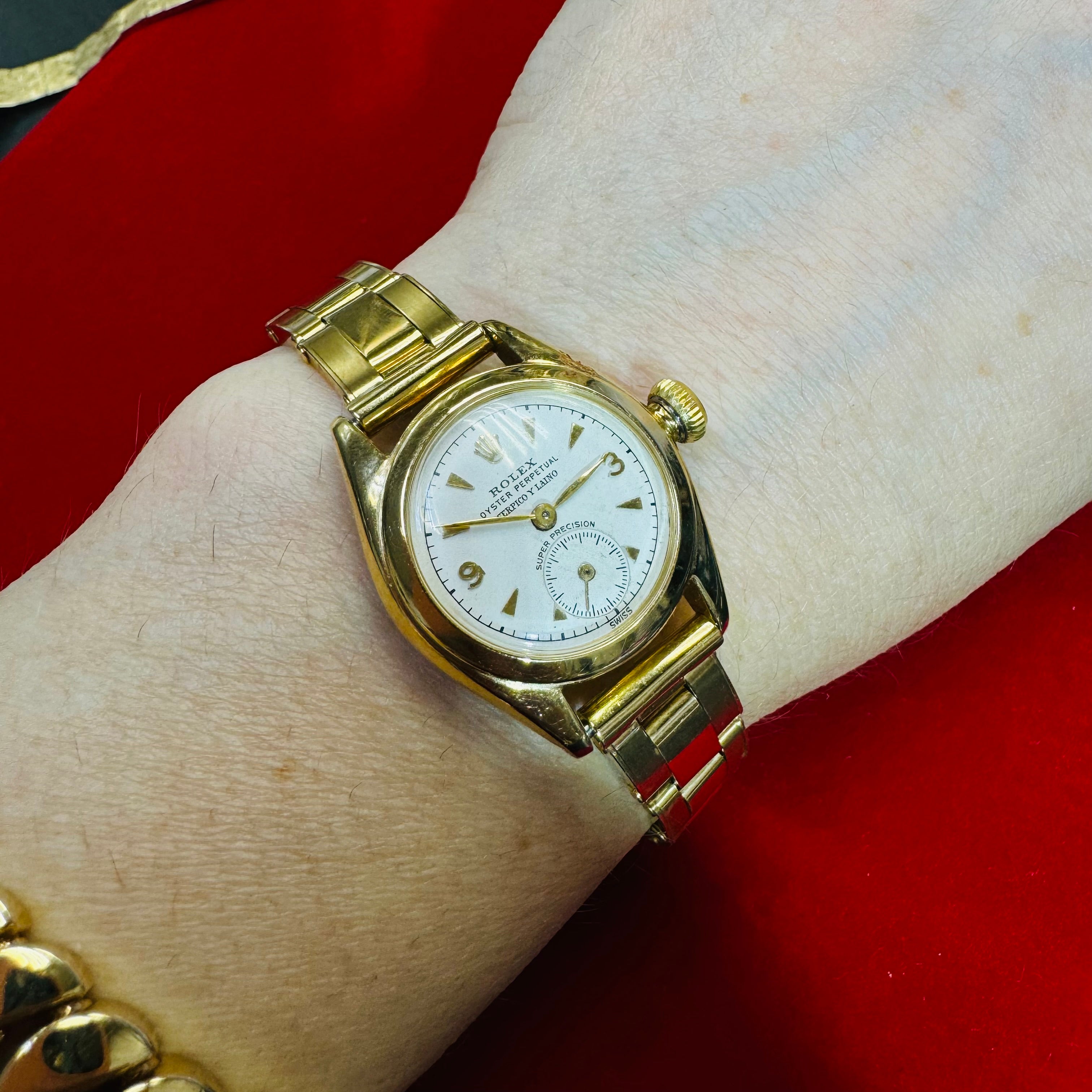 26mm 18K Yellow Gold Vintage 1950s Ladies Bubbleback Wristwatch with Second Hand