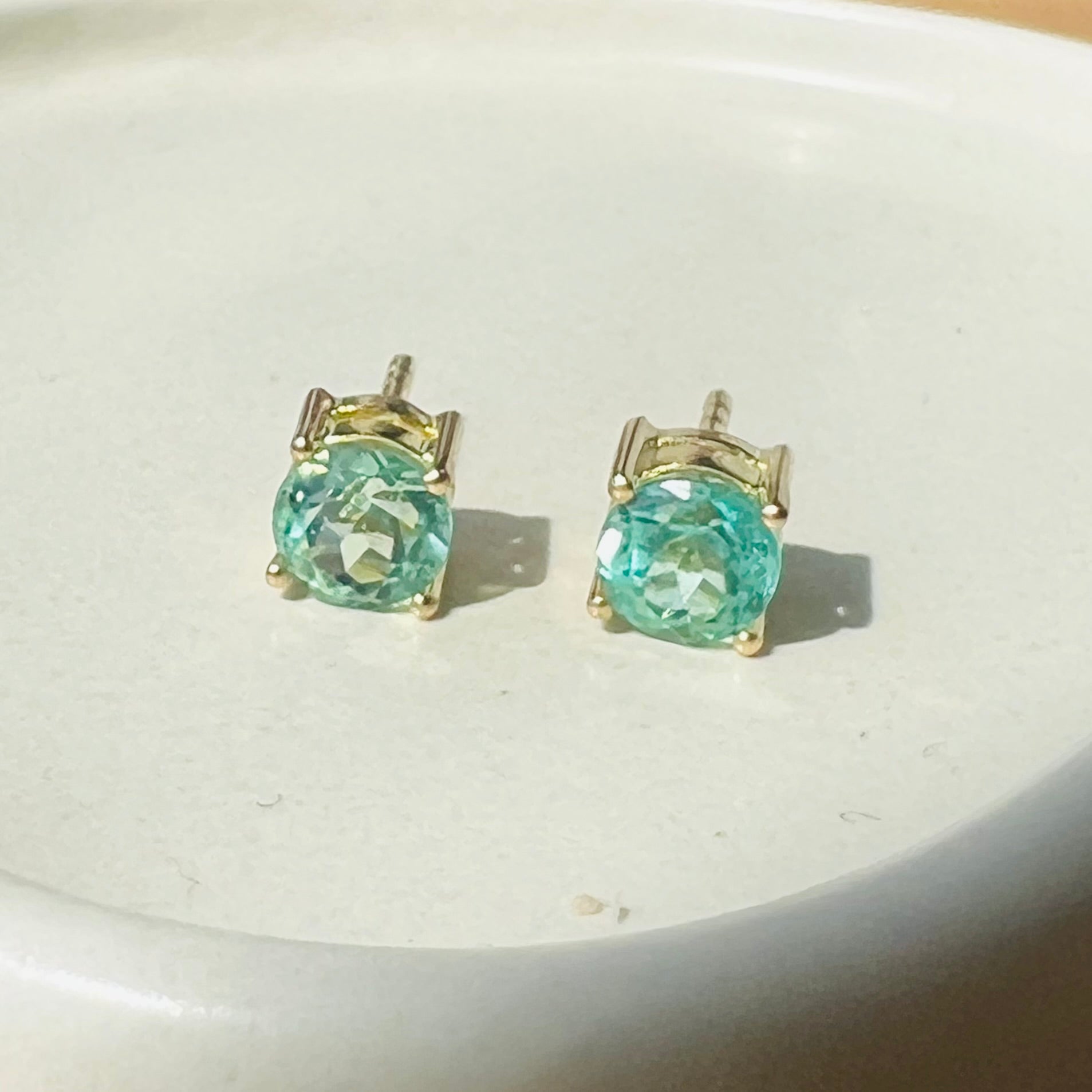 18K Yellow Gold Colombian Emerald Round Stud Earrings