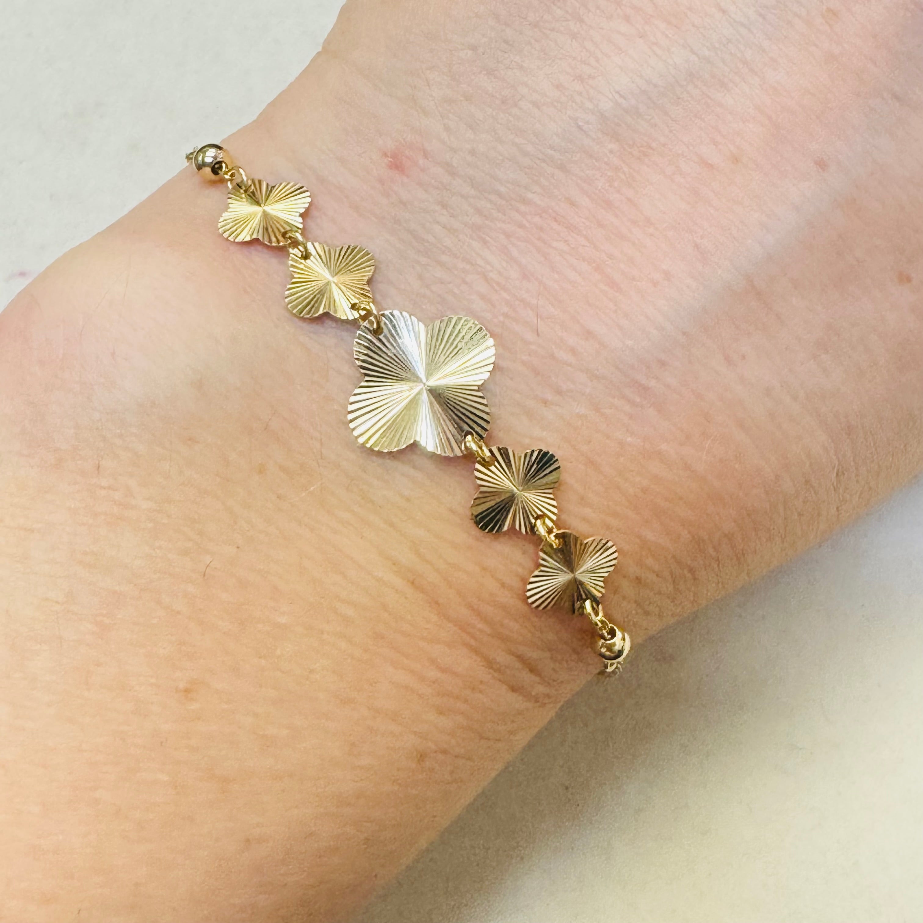 10K Yellow Gold Engine Turned Flower Clover Bracelet 7-8"