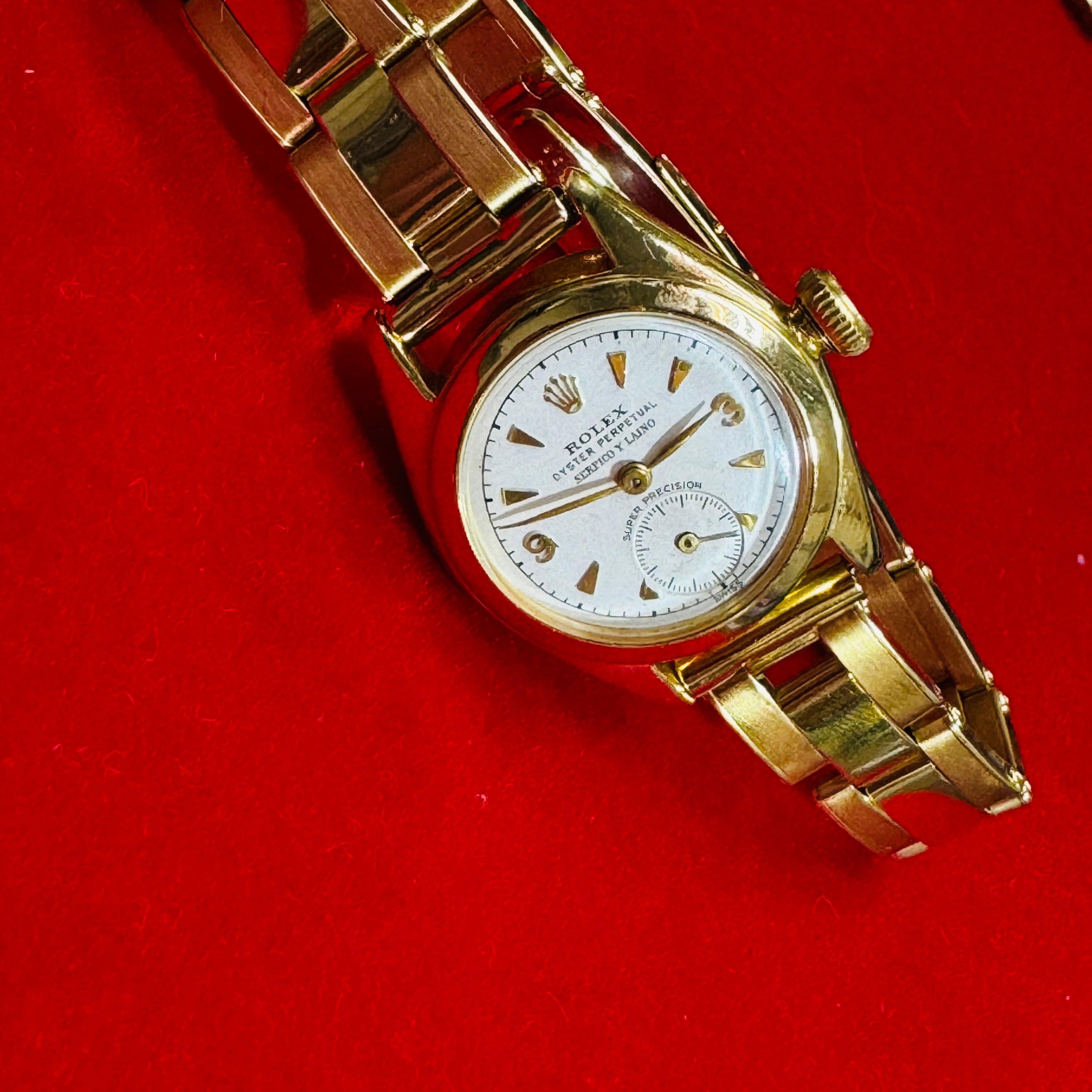 26mm 18K Yellow Gold Vintage 1950s Ladies Bubbleback Wristwatch with Second Hand