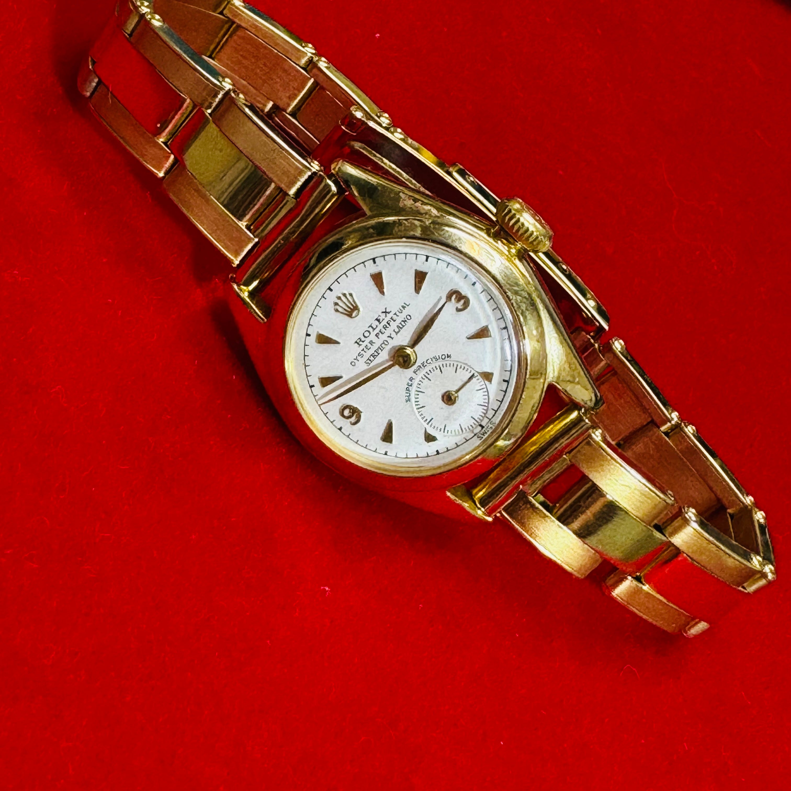 26mm 18K Yellow Gold Vintage 1950s Ladies Bubbleback Wristwatch with Second Hand