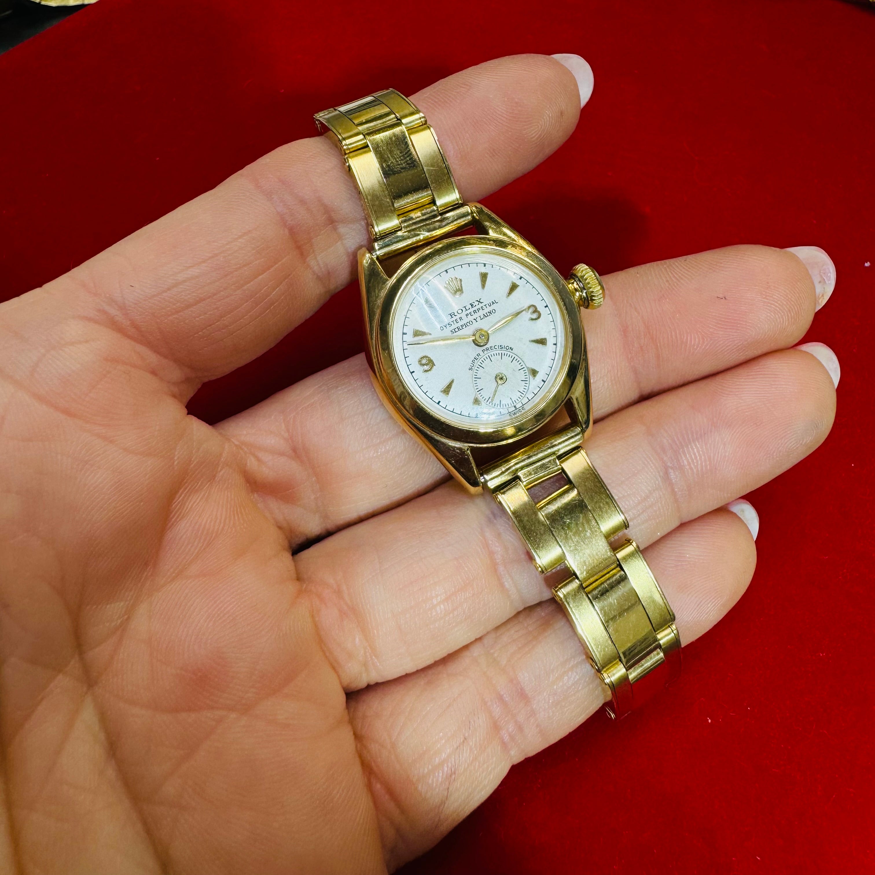 26mm 18K Yellow Gold Vintage 1950s Ladies Bubbleback Wristwatch with Second Hand