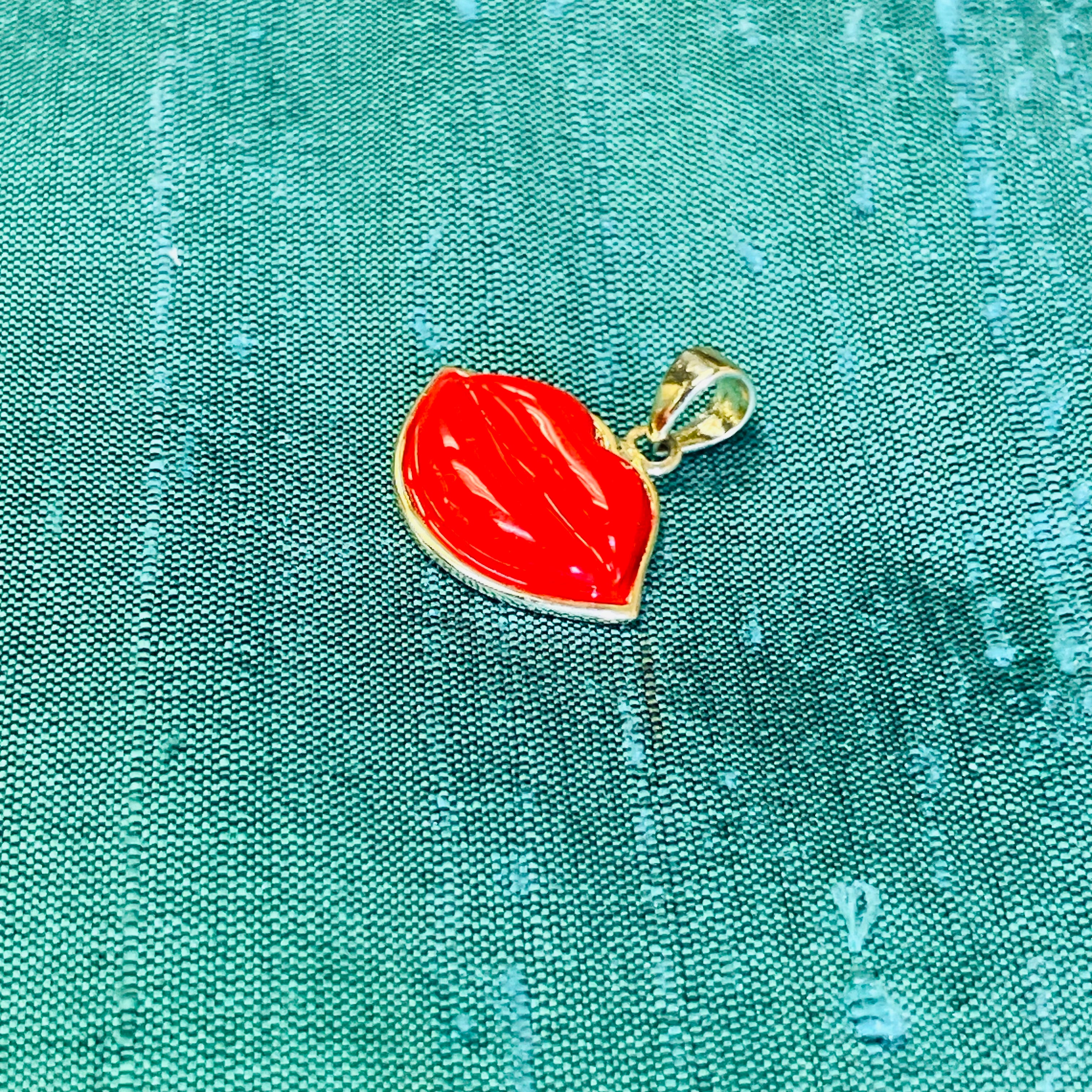 Cute! Solid 14K Yellow Gold Bright Red Enamel Lip Charm Pendant