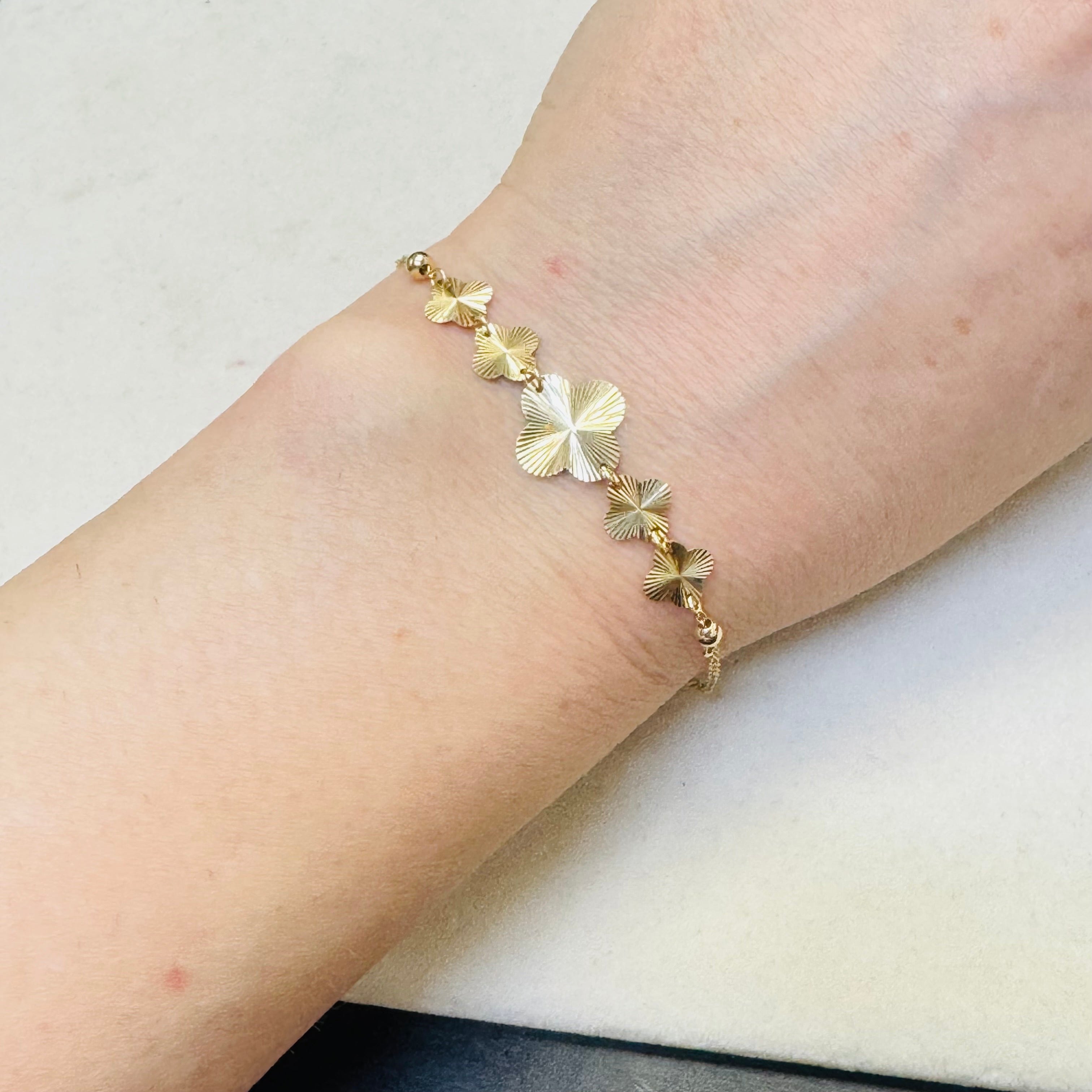 10K Yellow Gold Engine Turned Flower Clover Bracelet 7-8"