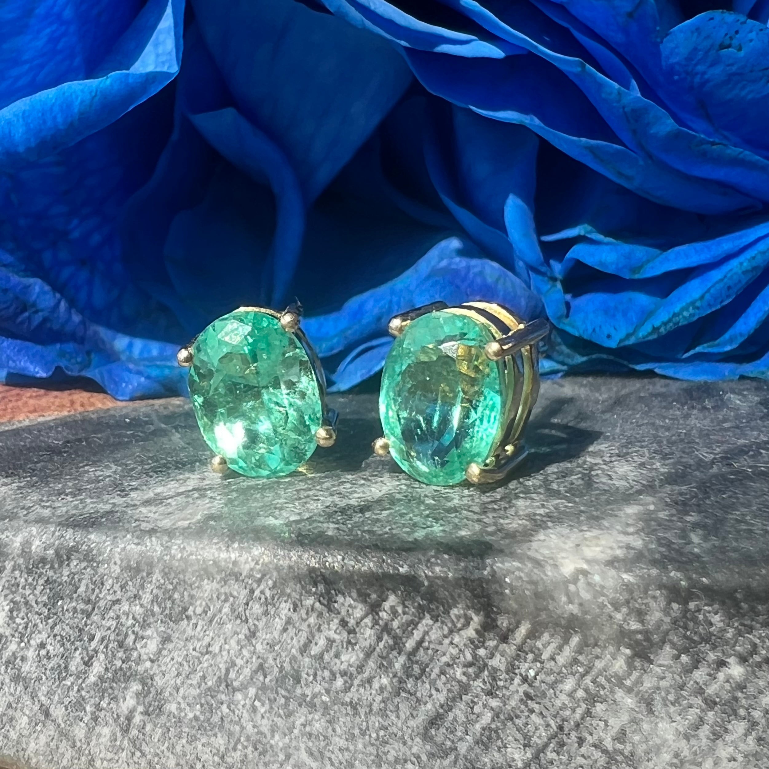 18K Colombian Emerald Yellow Gold Stud Earrings