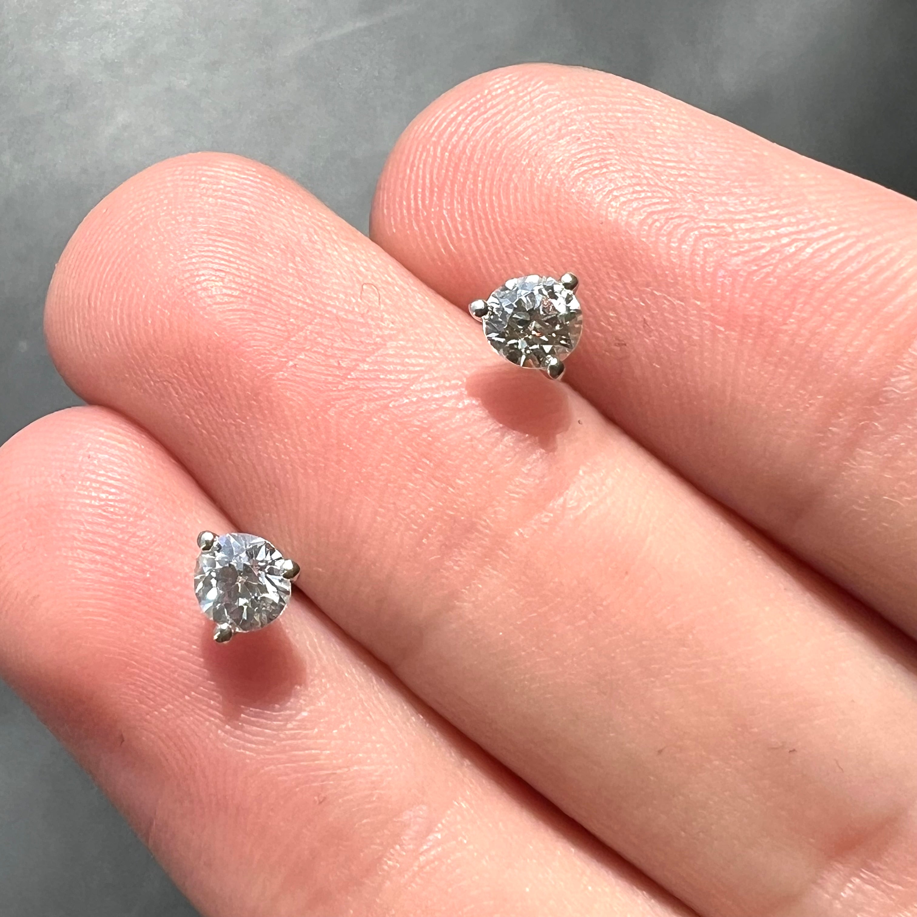 14K White Gold Round Diamond Earing Studs