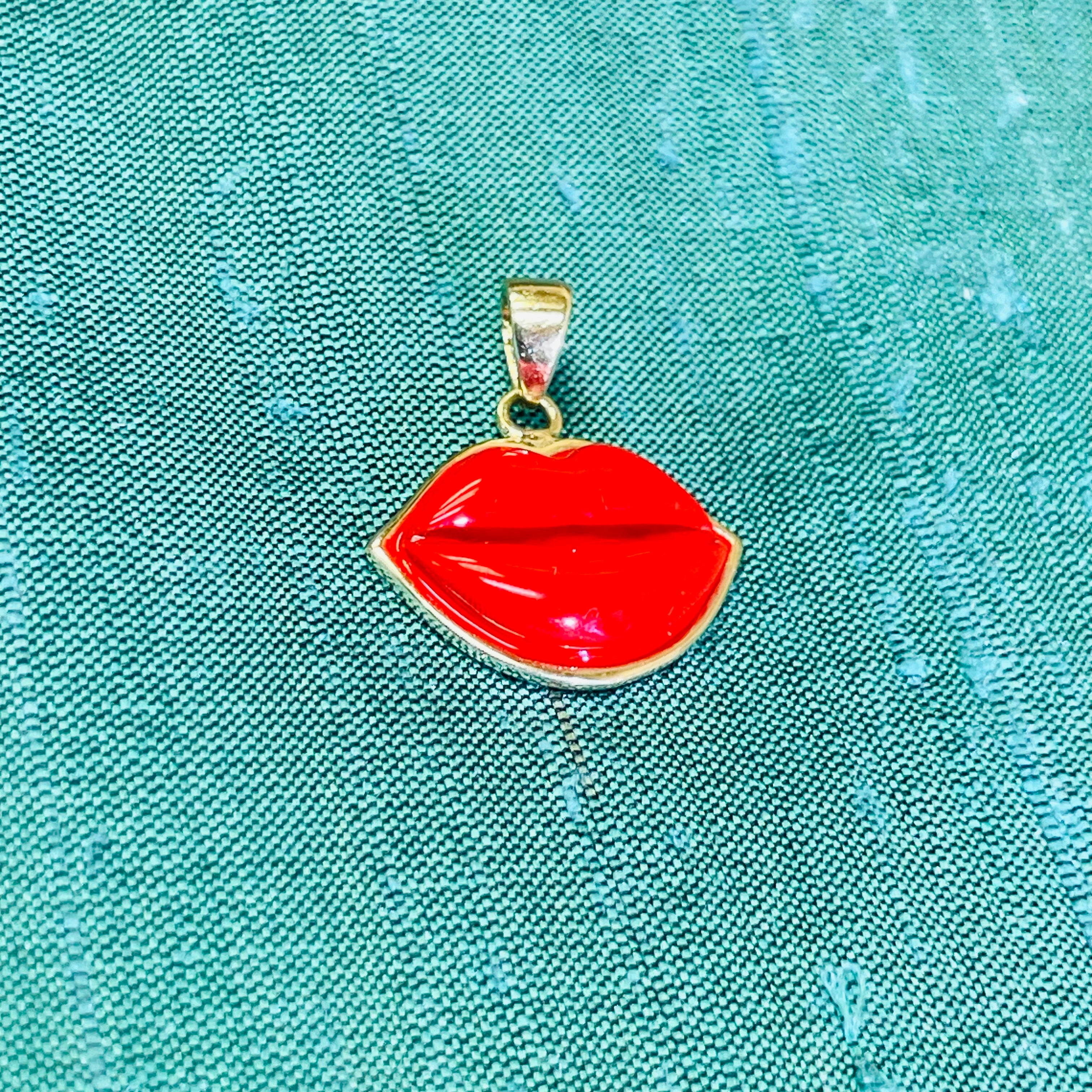 Cute! Solid 14K Yellow Gold Bright Red Enamel Lip Charm Pendant