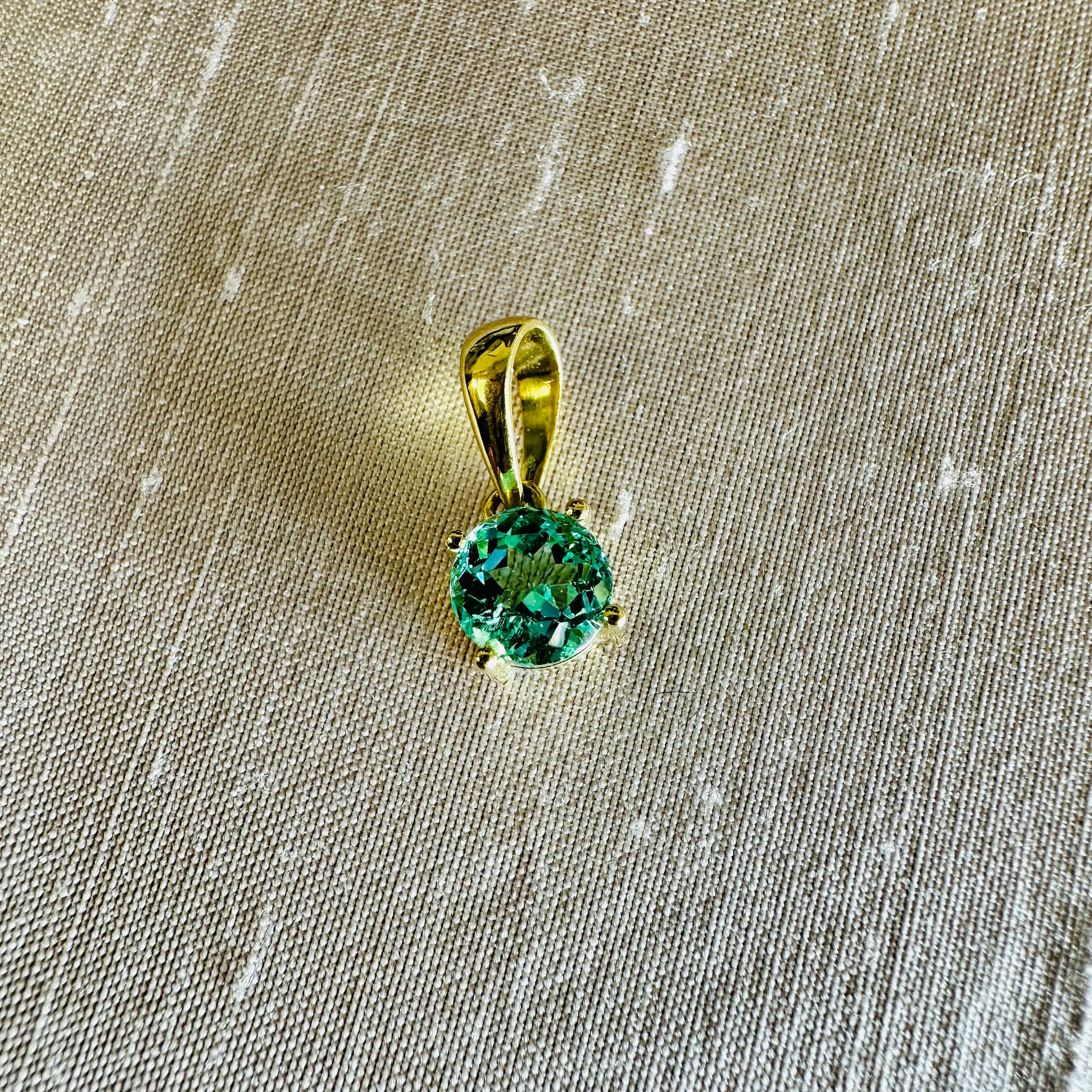 18K Yellow Gold Emerald Round Charm