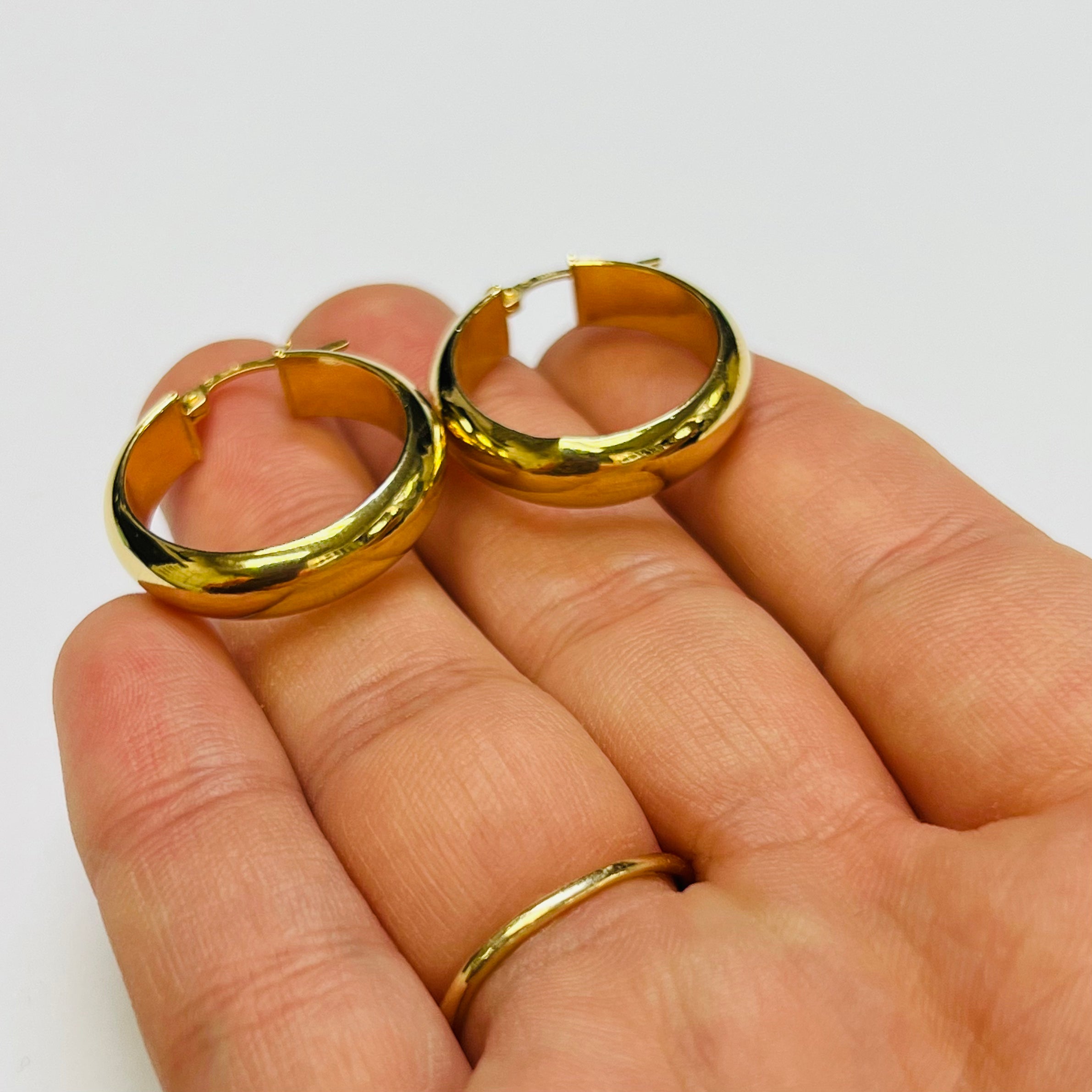 0.95" 10K Yellow Gold 6mm Rounded Flat Inside Hoop Earrings