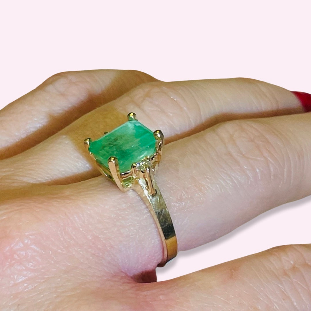 14Kt Yellow Gold Natural Emerald and Diamond Ring sz 6.5