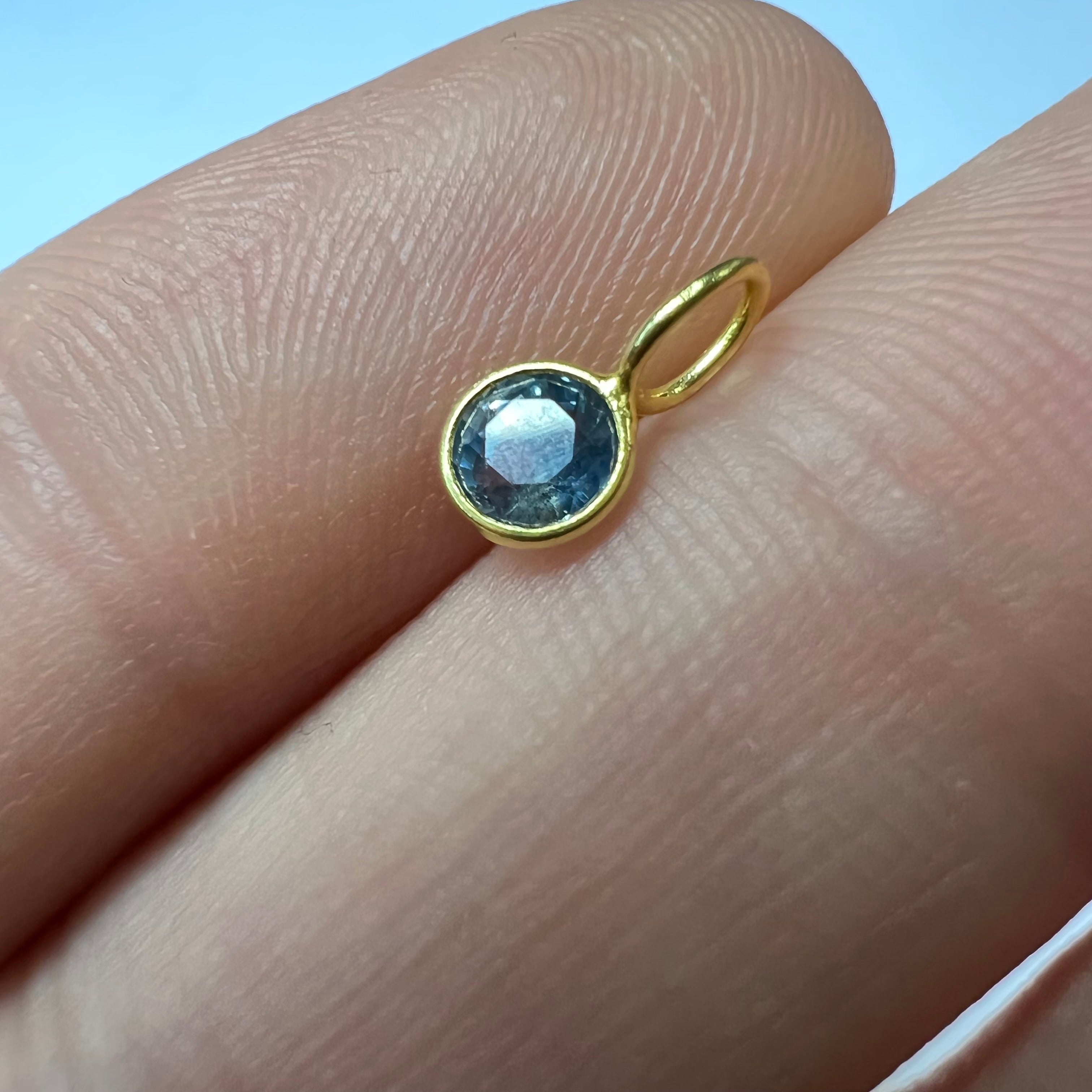 Natural Round Sapphire 14K Yellow Gold Pendant Charm 9x4.5mm