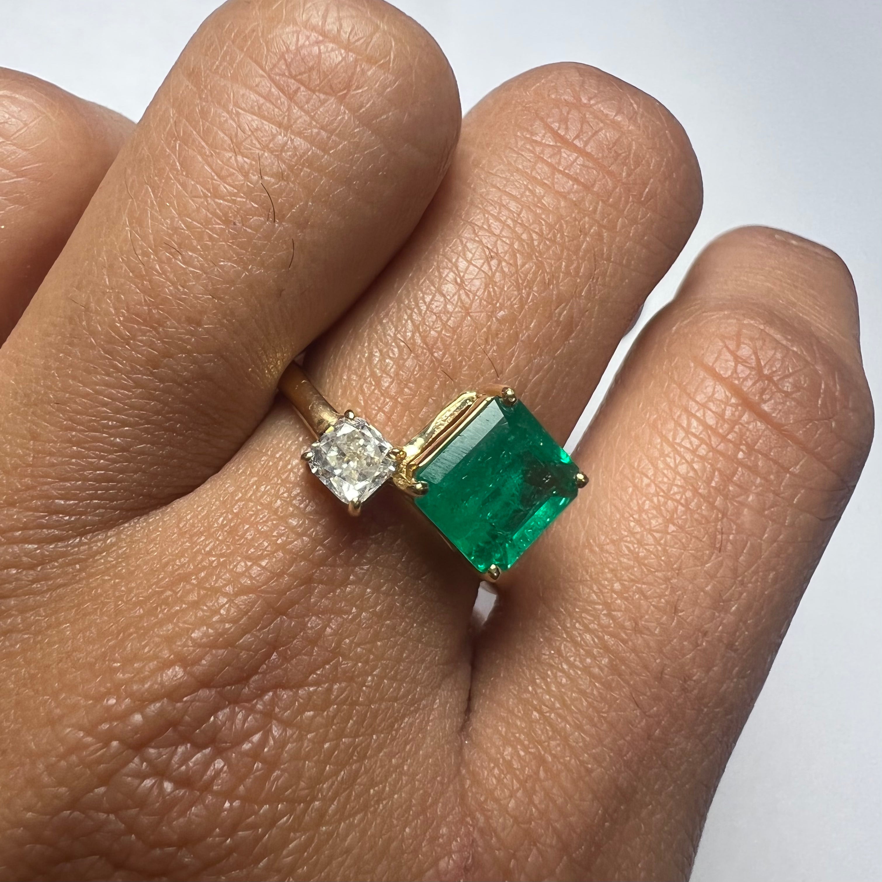 Solid 18K Yellow Gold  Diamond and Emerald Ring Band Size 7
