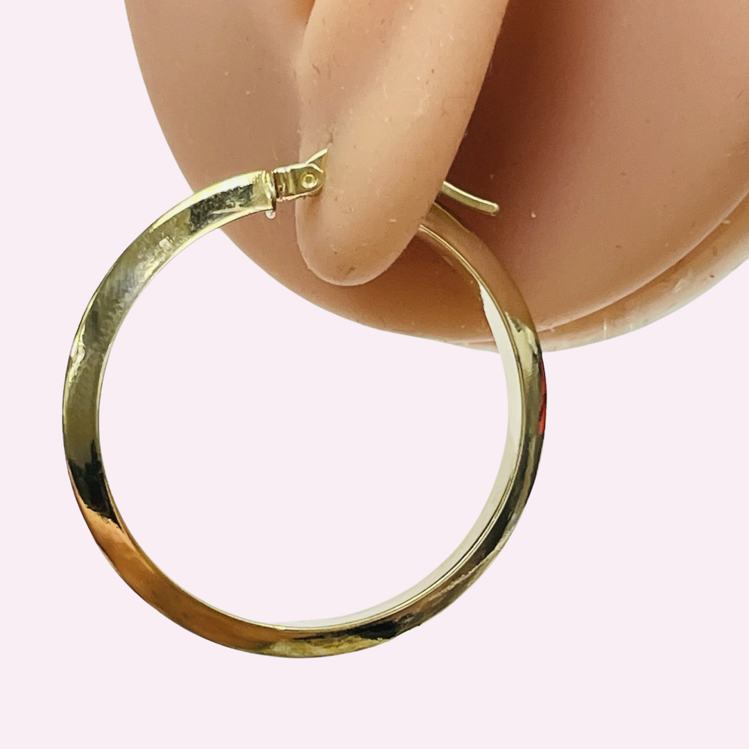 1.25” 4mm 10K Yellow Gold Knife’s Edge Round Round Hoop Earrings