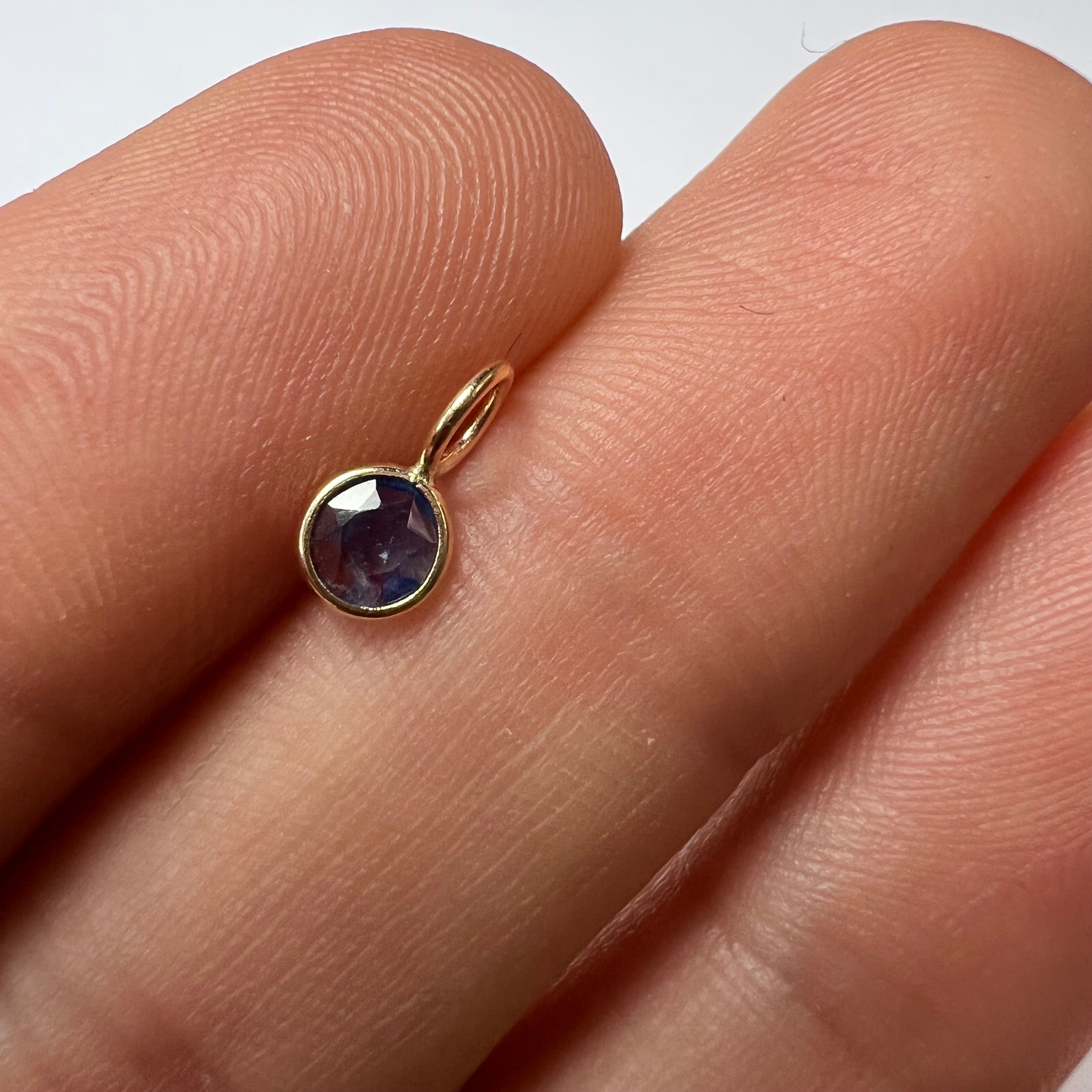 Natural Round Sapphire 14K Yellow Gold Pendant Charm 9x4.5mm