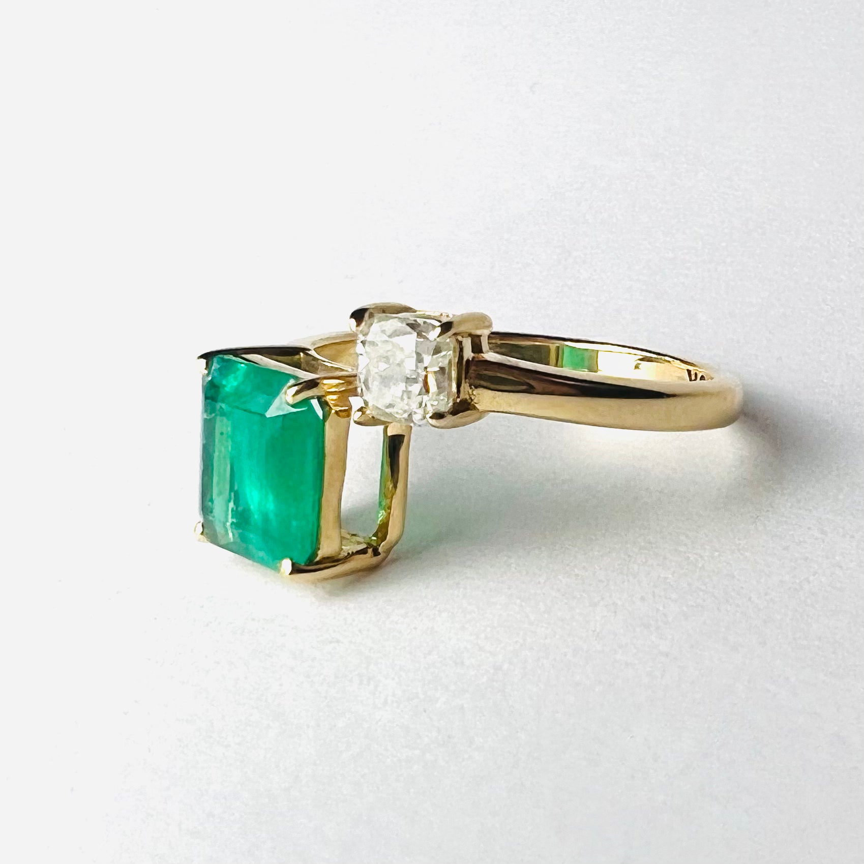 Solid 18K Yellow Gold  Diamond and Emerald Ring Band Size 7