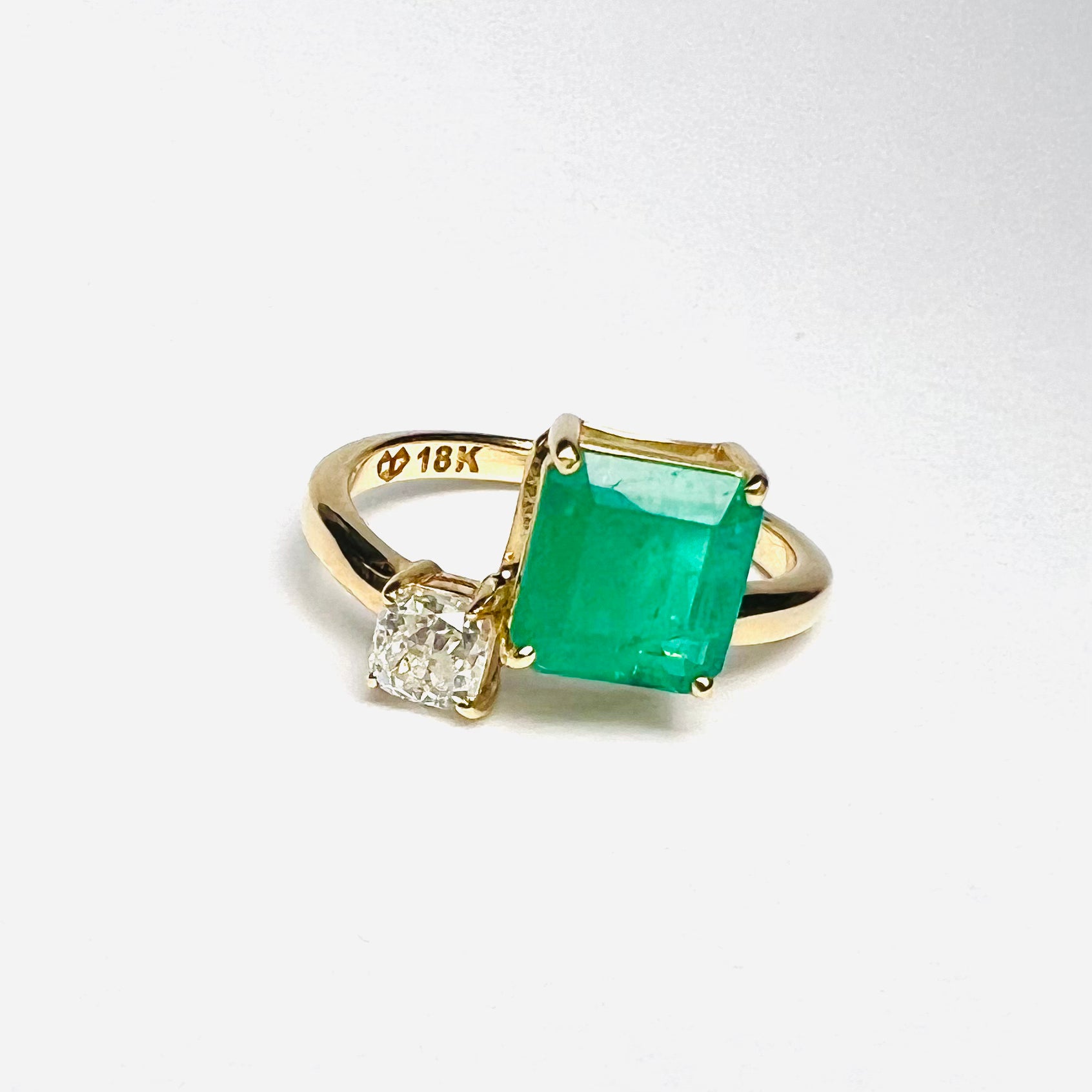 Solid 18K Yellow Gold  Diamond and Emerald Ring Band Size 7