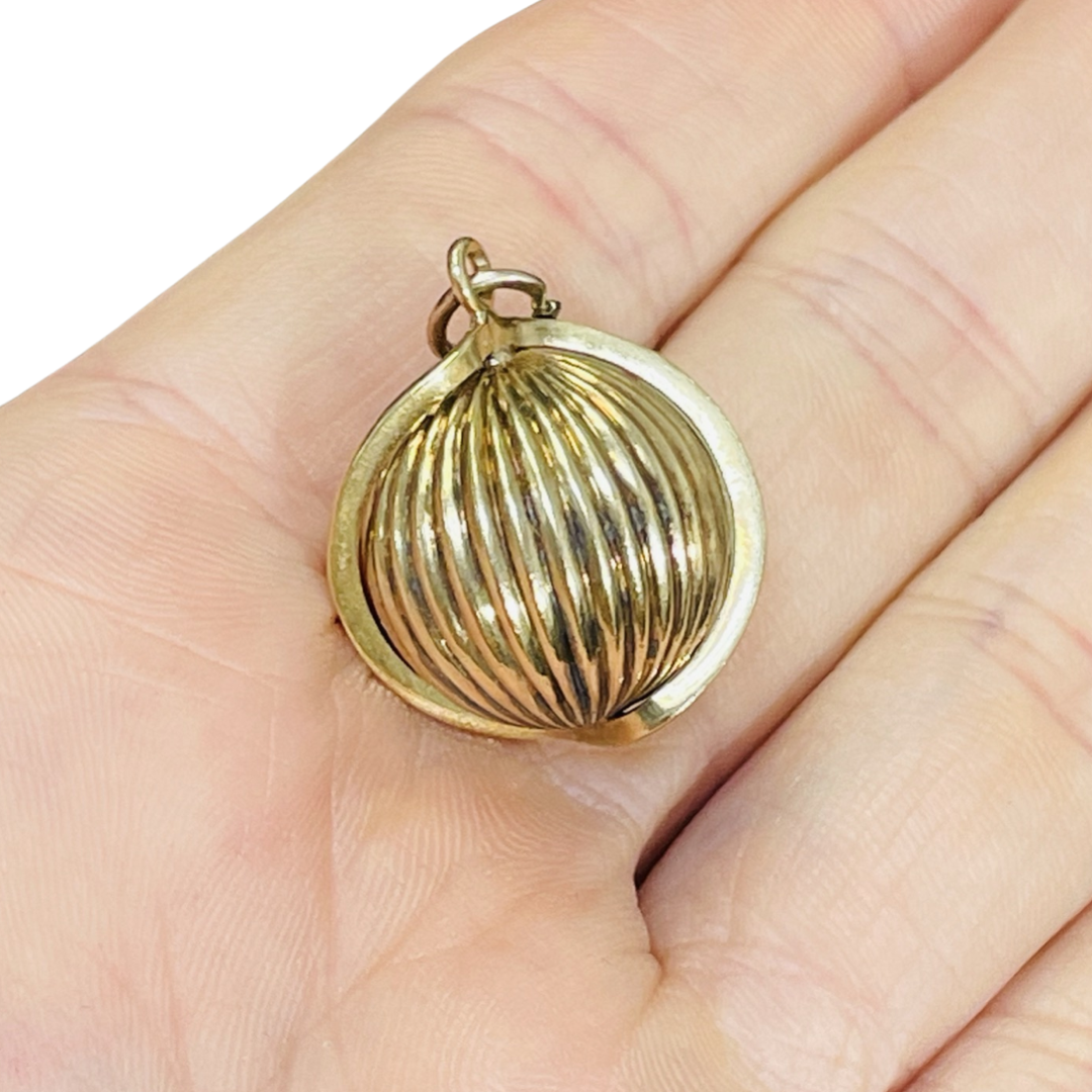 Vintage Spinning Fluted 18K Yellow Gold Sphere Ball Charm Pendant