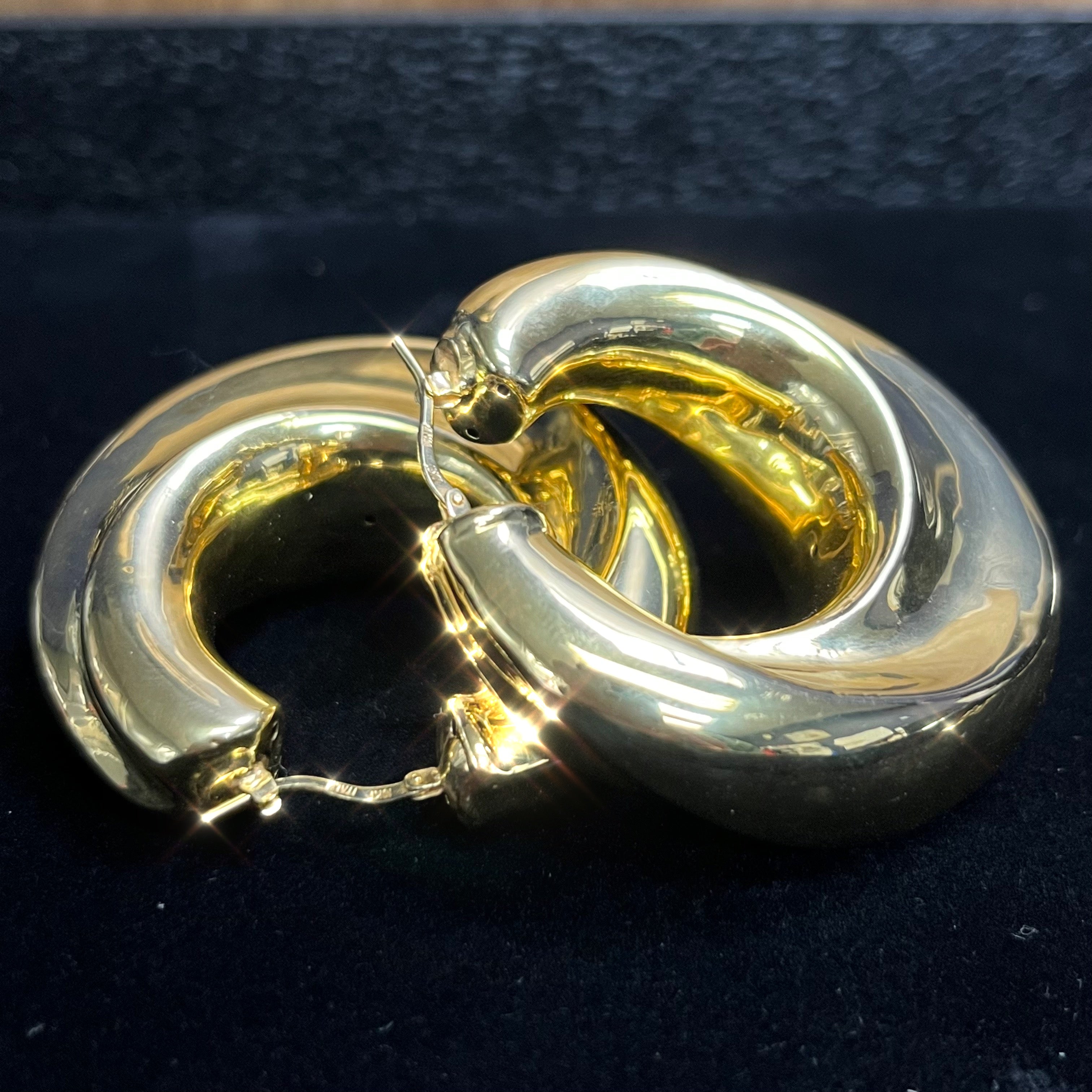 Nice Sleek Swirled 10K Yellow Gold Puffy Hoop Earrings