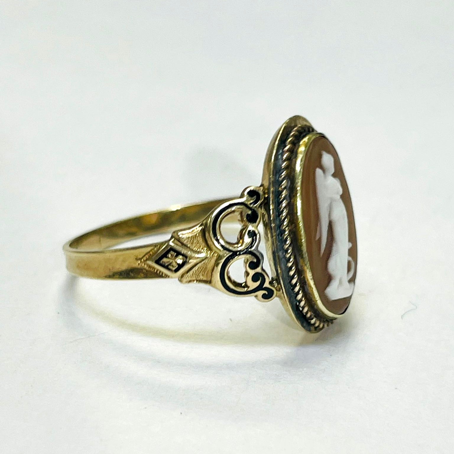 Antique Cameo Ring 18K Size 8.5