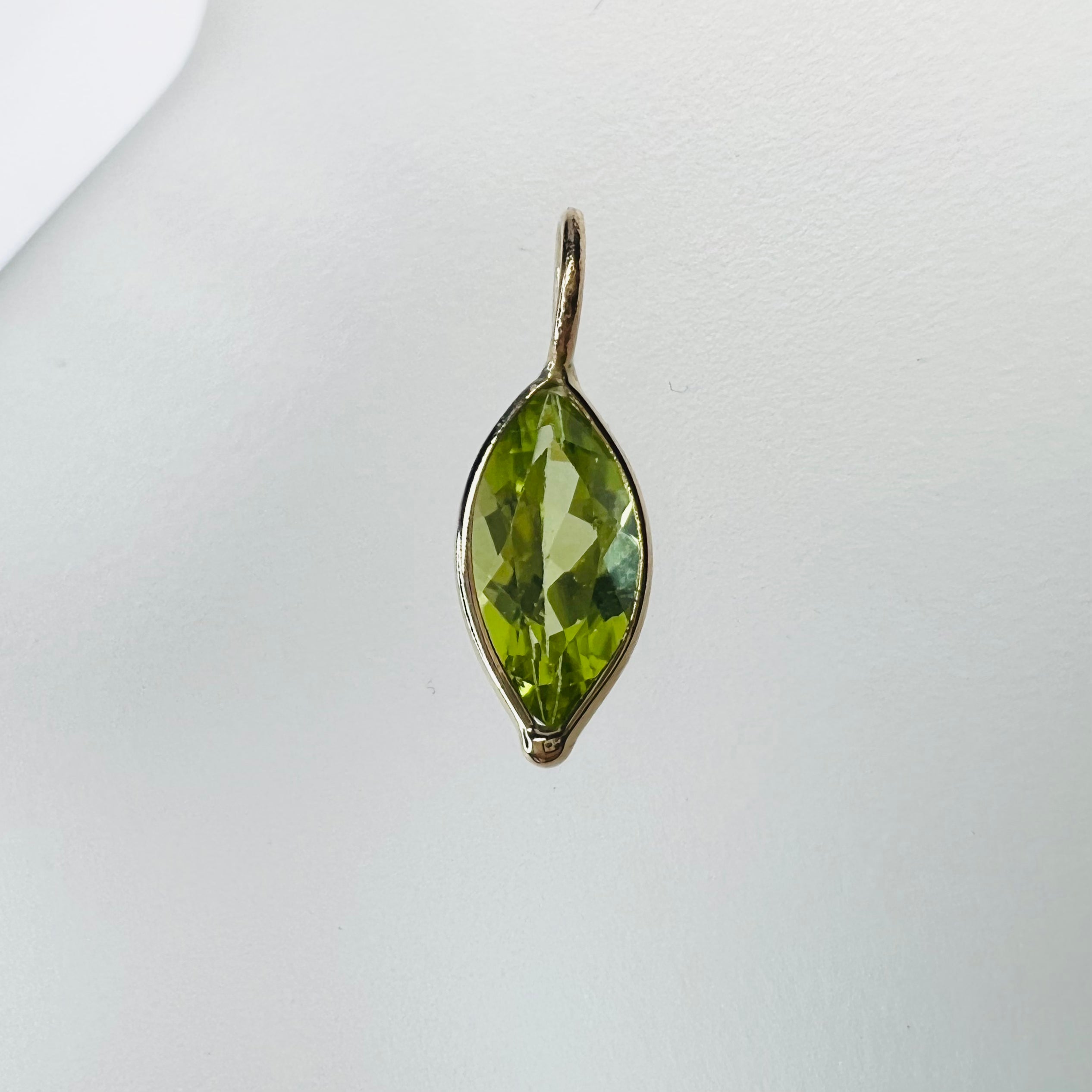 .90CT Natural Marquise Peridot 14K Yellow Gold Pendant Charm 14x4.5mm